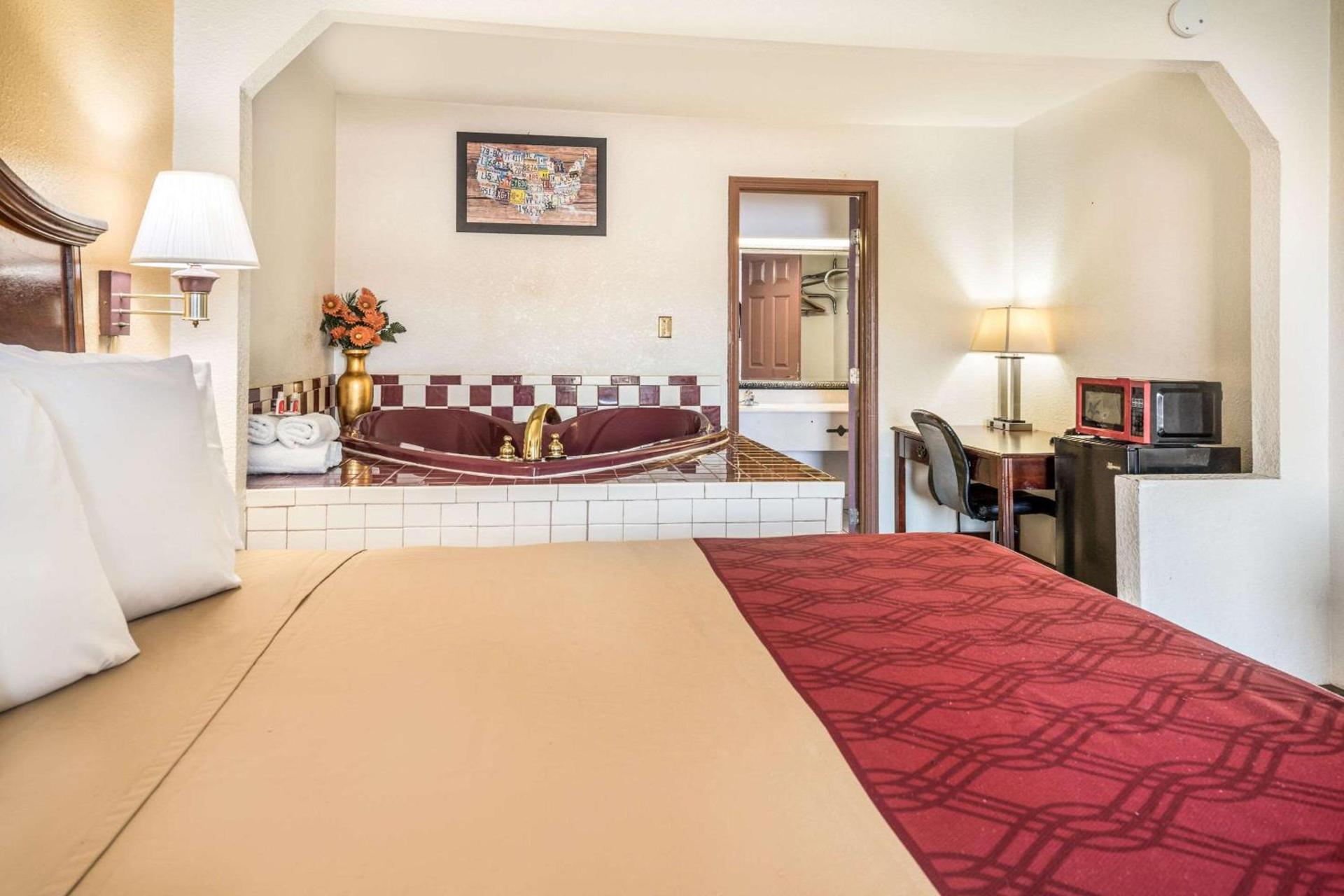 Econo Lodge Inn & Suites Macon West photo 22