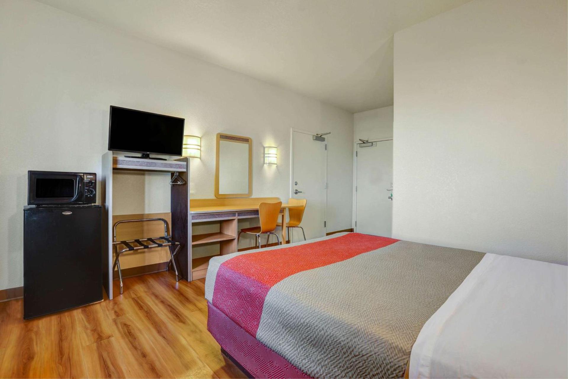 Howard Johnson by Wyndham Lemoore Near Naval Air Station photo 8