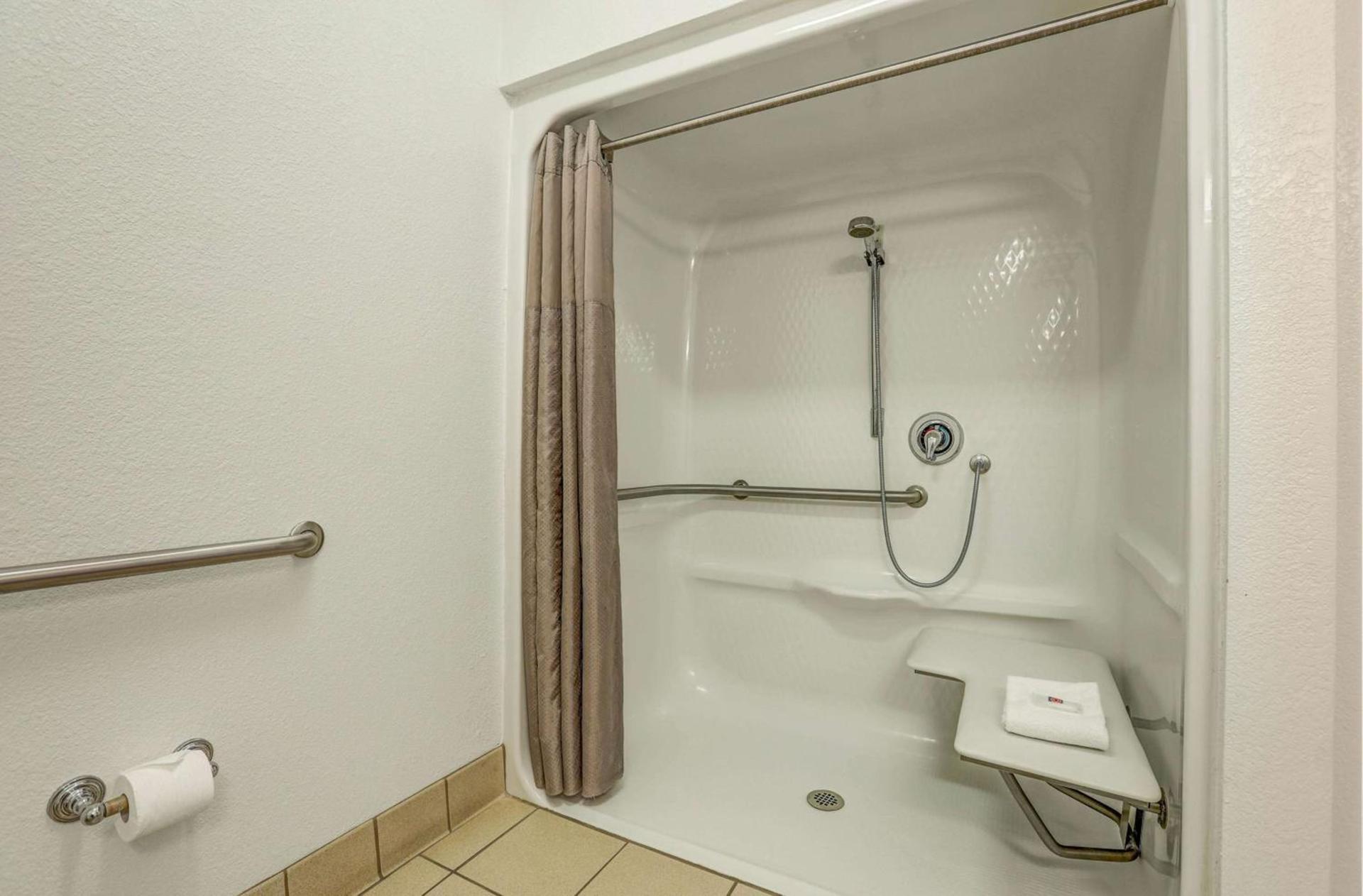 Howard Johnson by Wyndham Lemoore Near Naval Air Station photo 19