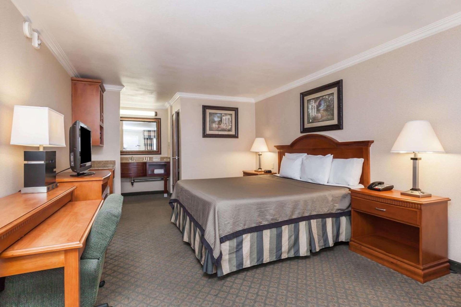 Travelodge by Wyndham Sylmar CA photo 7