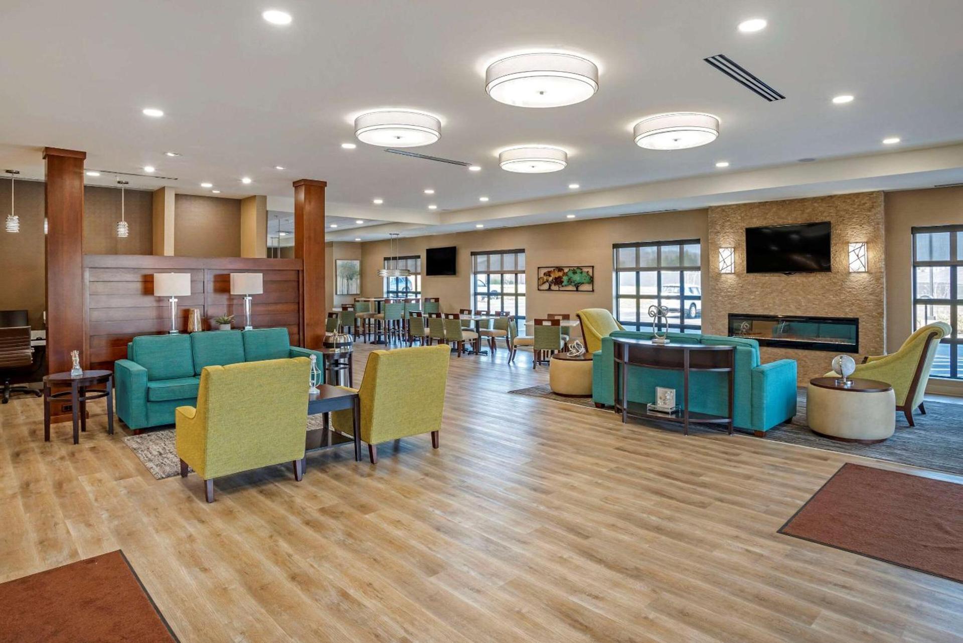 Comfort Inn & Suites Harrisonburg photo 2