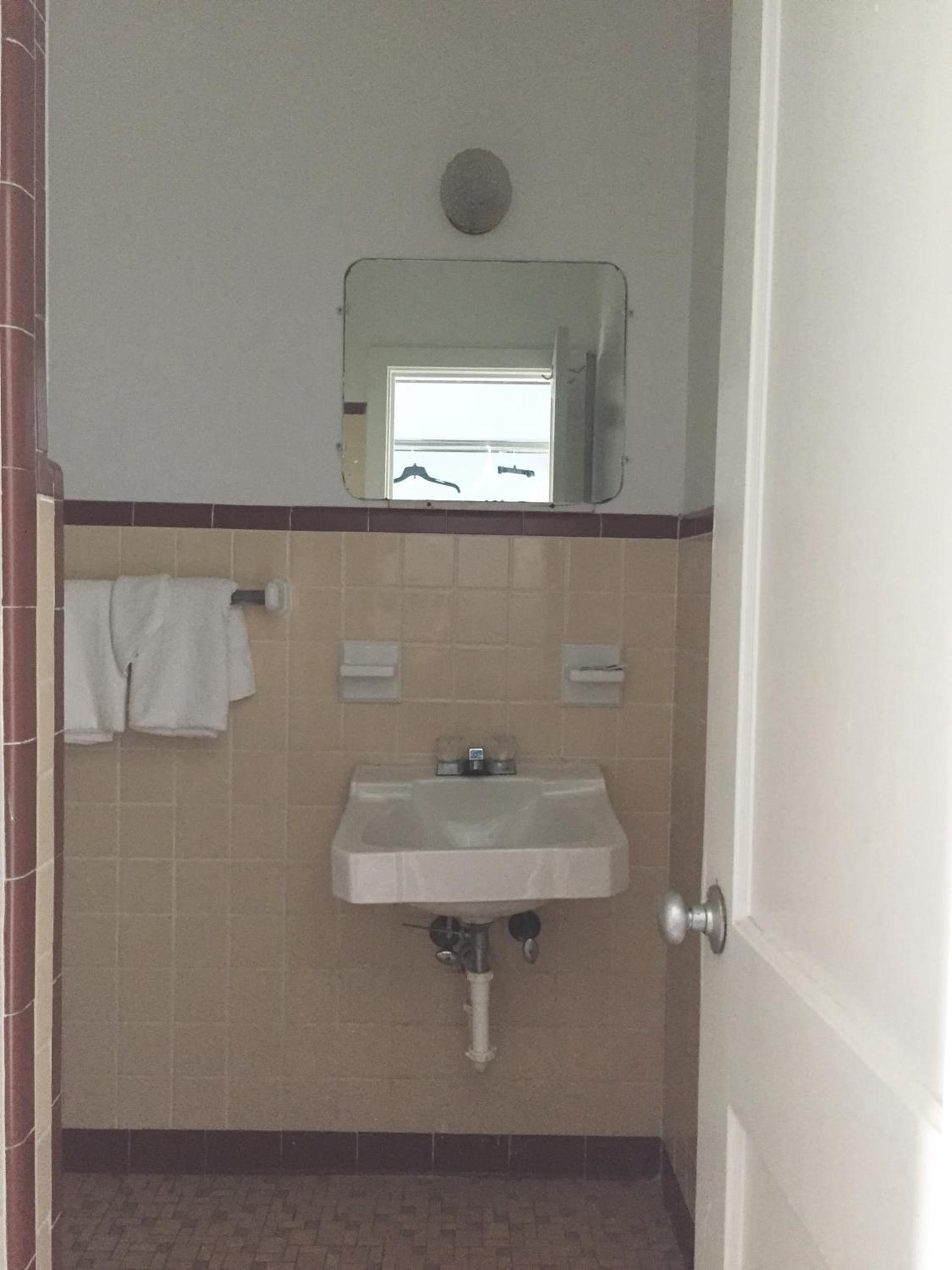 Economy Inn photo 13