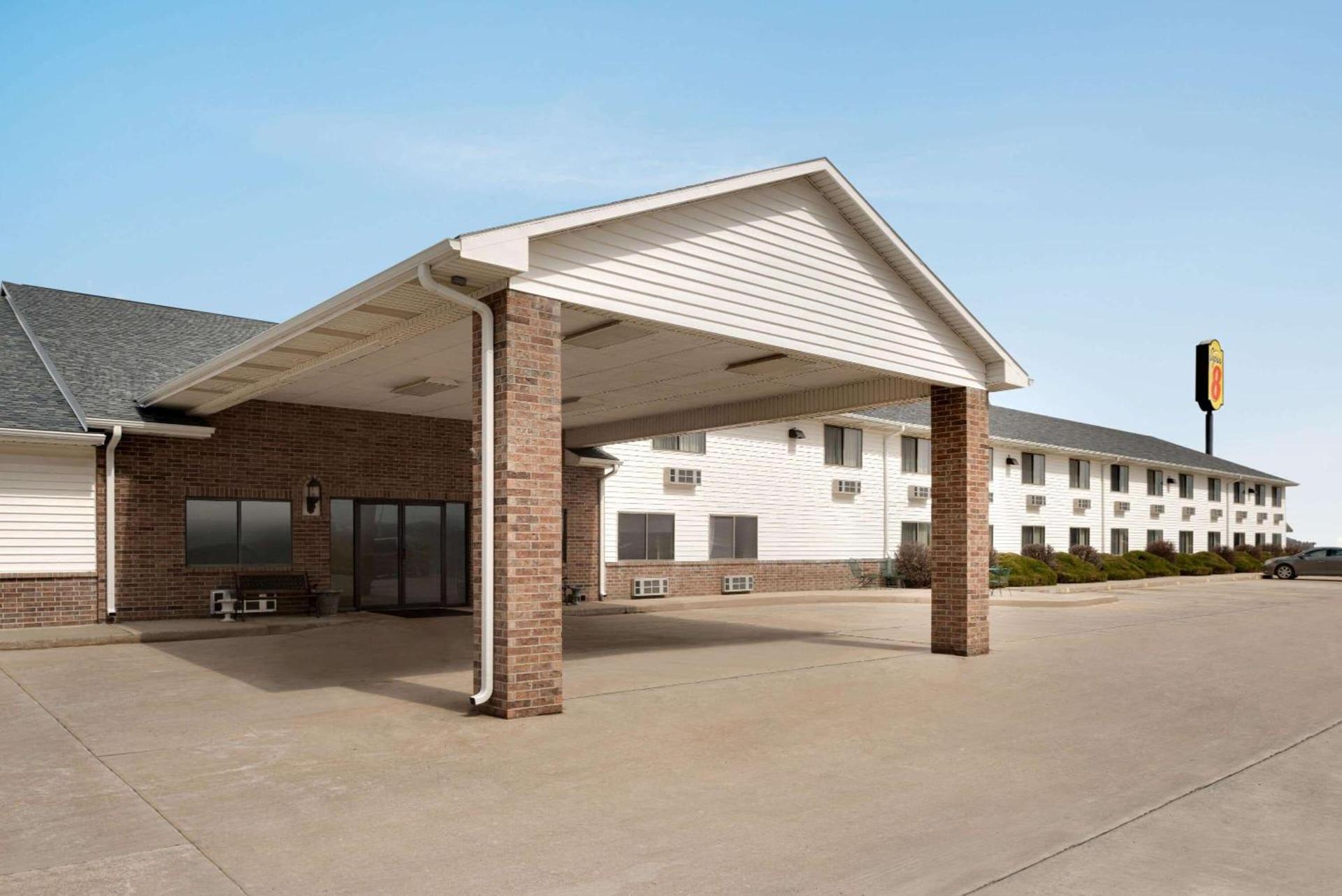 Super 8 by Wyndham Bethany MO photo 1