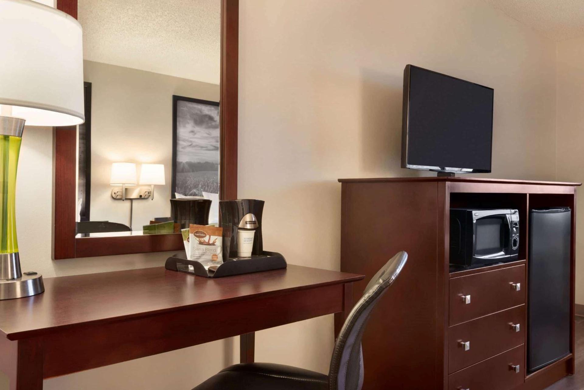 Super 8 by Wyndham Bethany MO photo 15