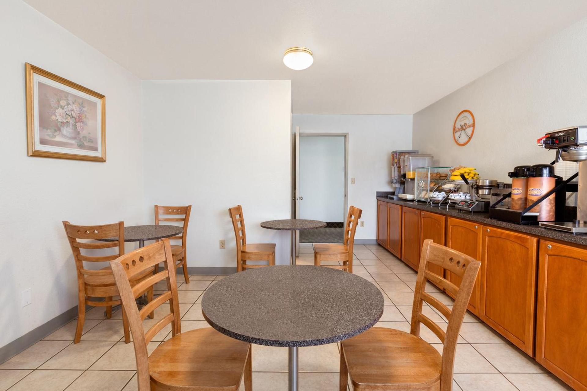 Howard Johnson by Wyndham Salem photo 42