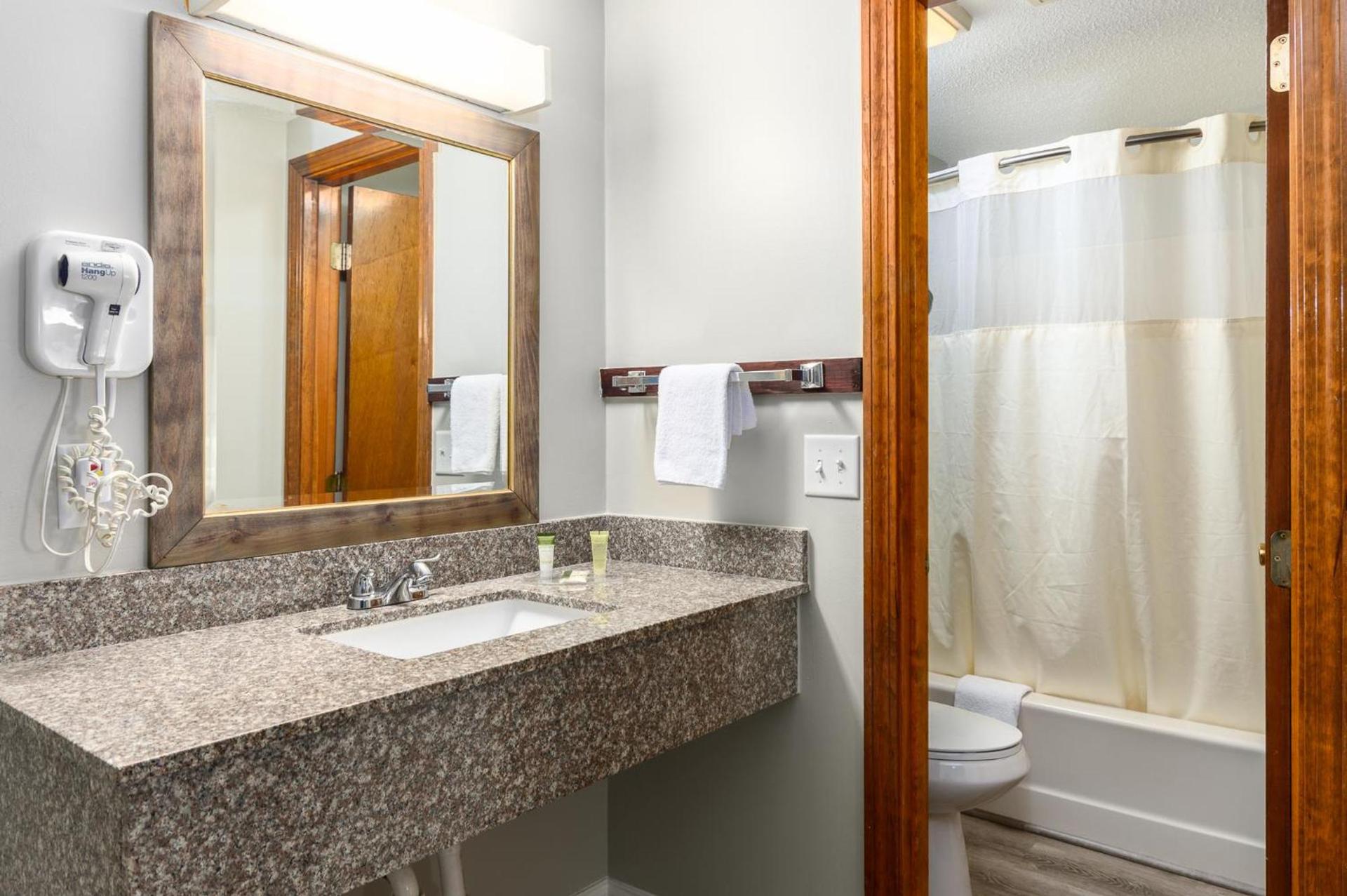 Captains Quarters Motel & Conference Center photo 22