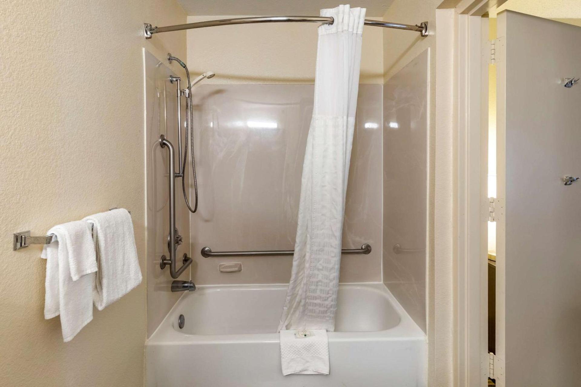 Quality Inn Duluth - Atlanta Northeast photo 9