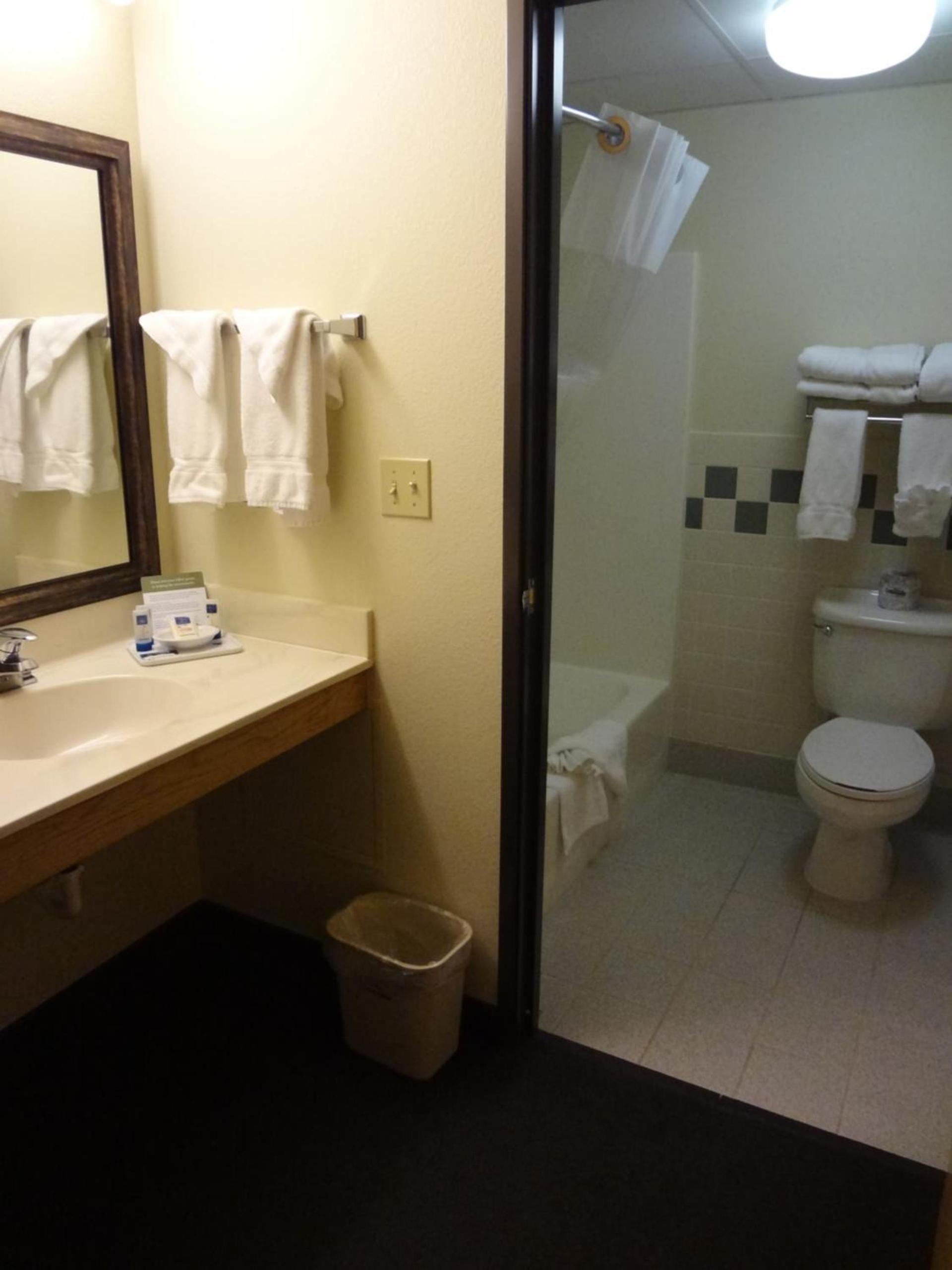 AmericInn by Wyndham Cody photo 67