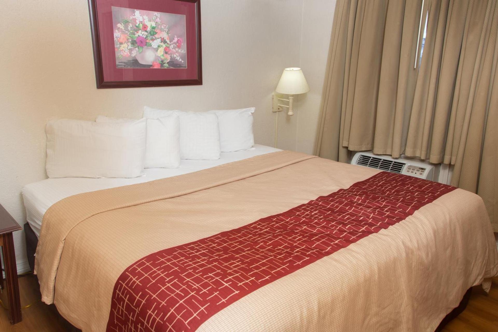 Red Roof Inn Ardmore photo 13