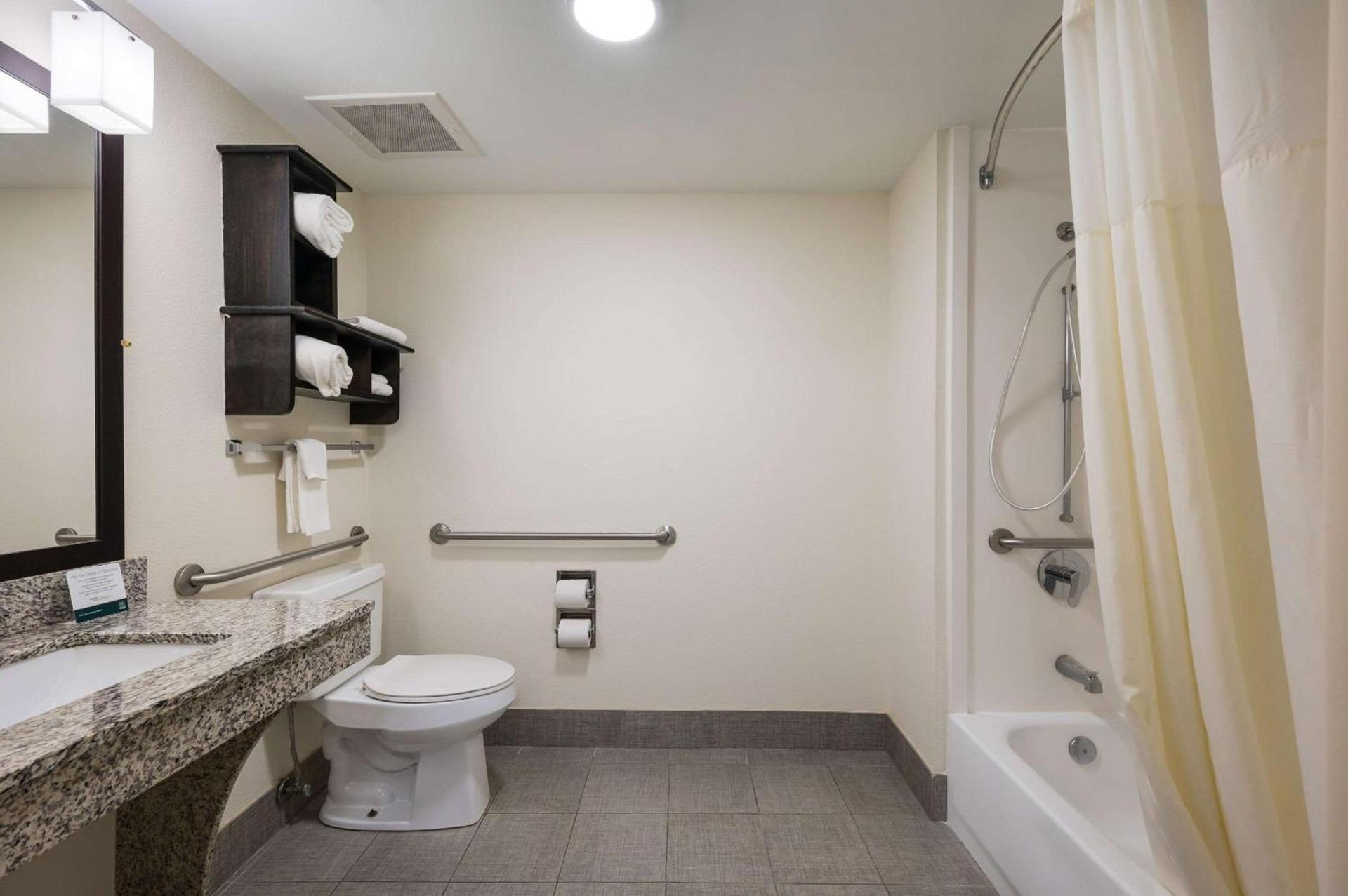 Quality Inn & Suites Huntsville Research Park Area photo 26