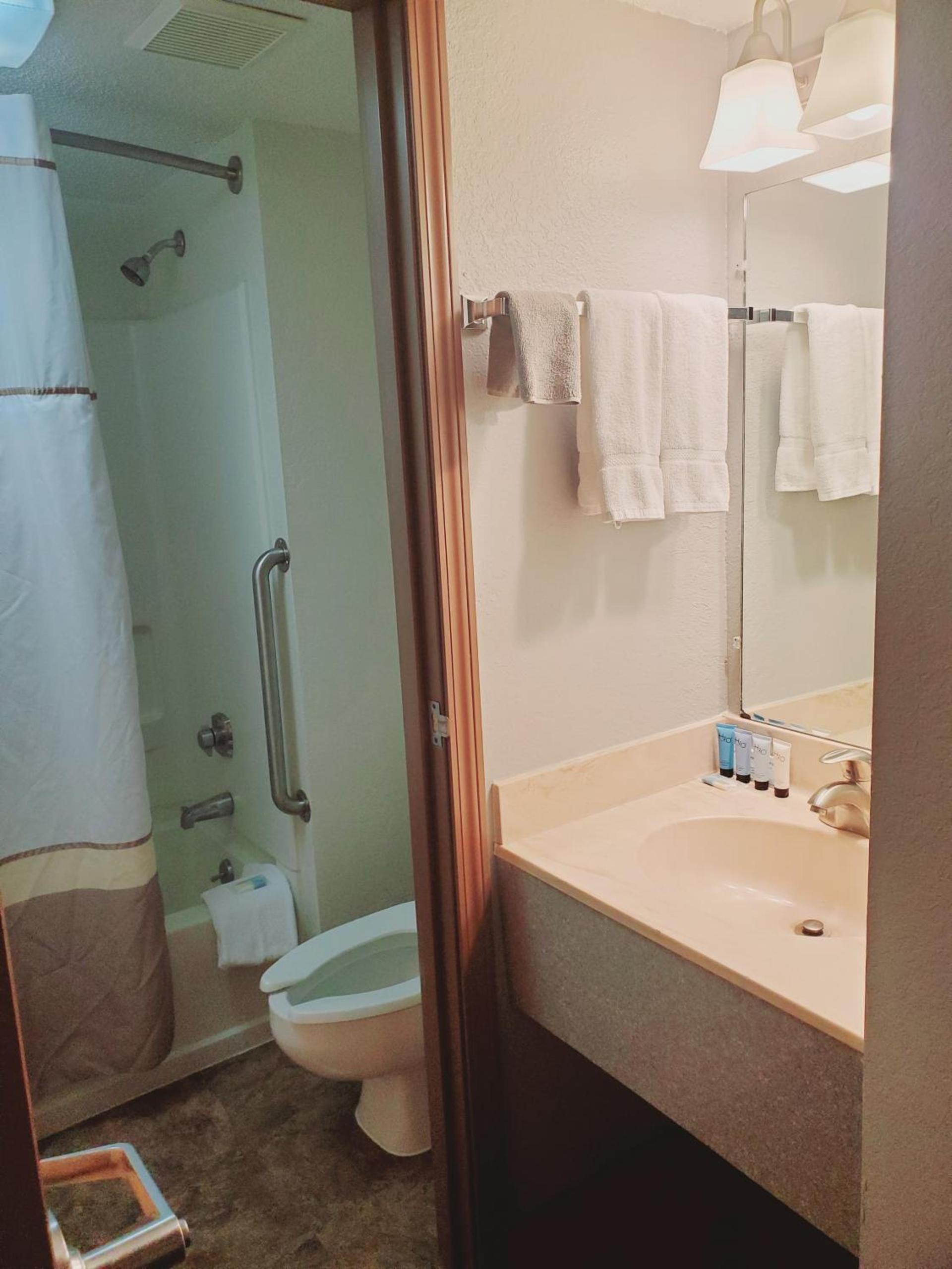 Blackstone Lodge and Suites photo 23
