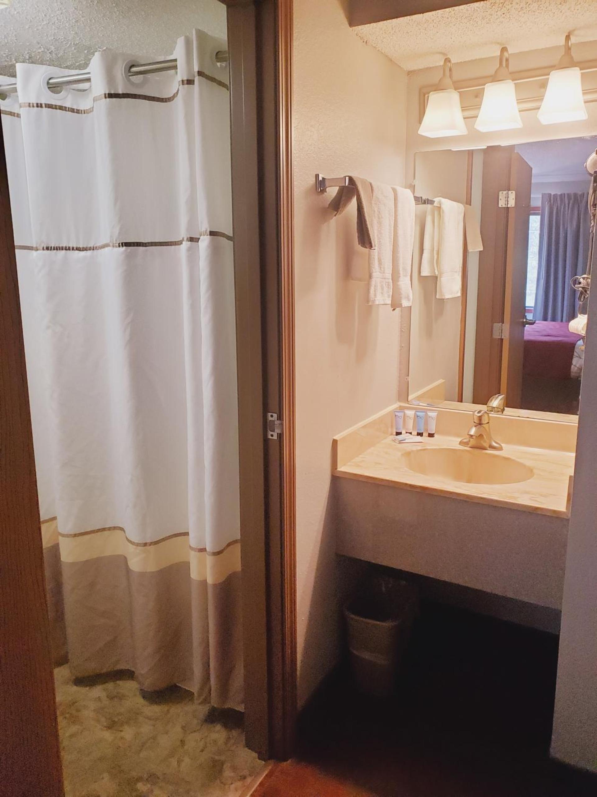Blackstone Lodge and Suites photo 29