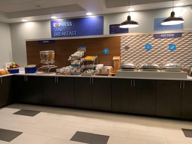 Holiday Inn Express & Suites Rochester by IHG photo 6