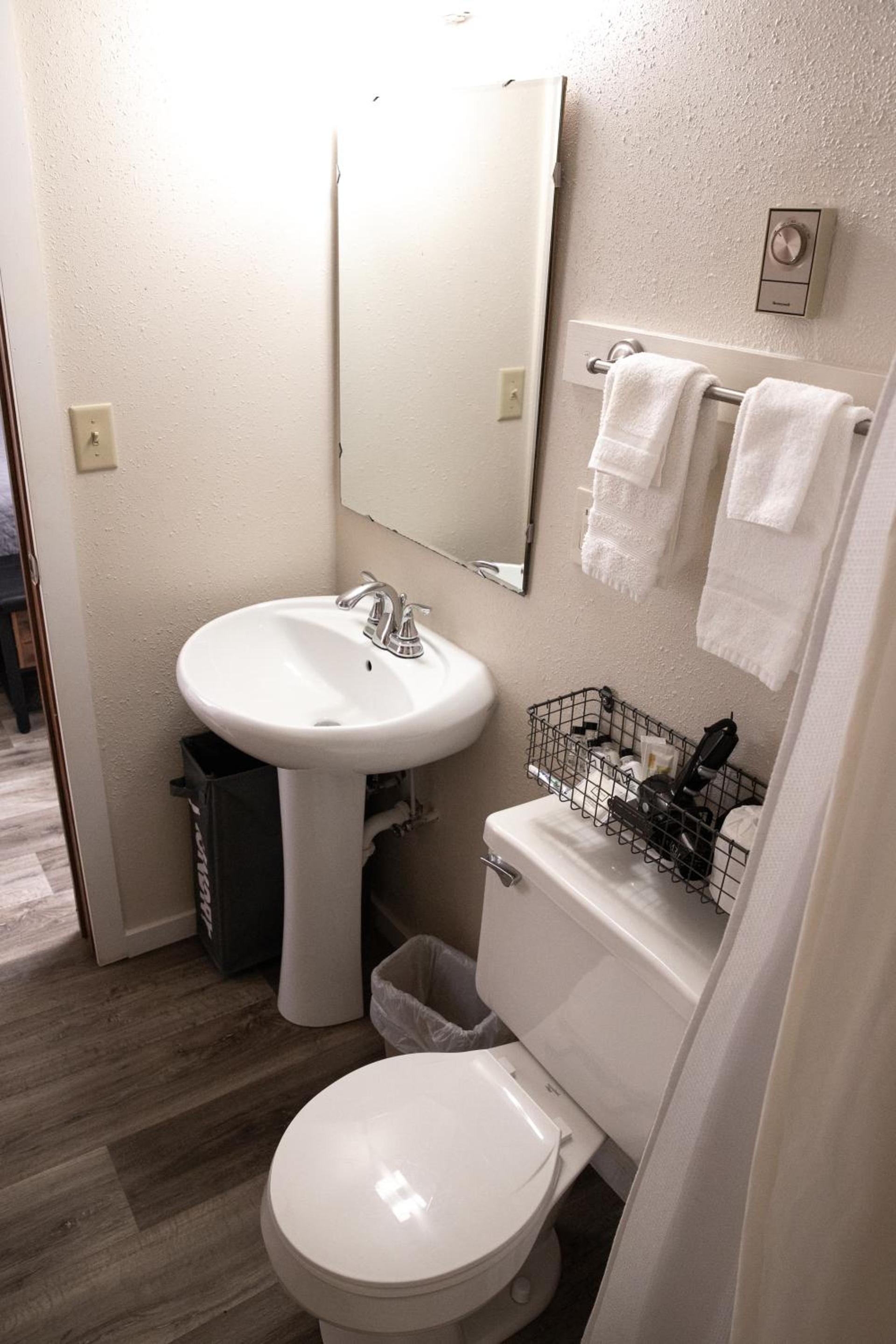 East Side Motel & Cabins photo 55