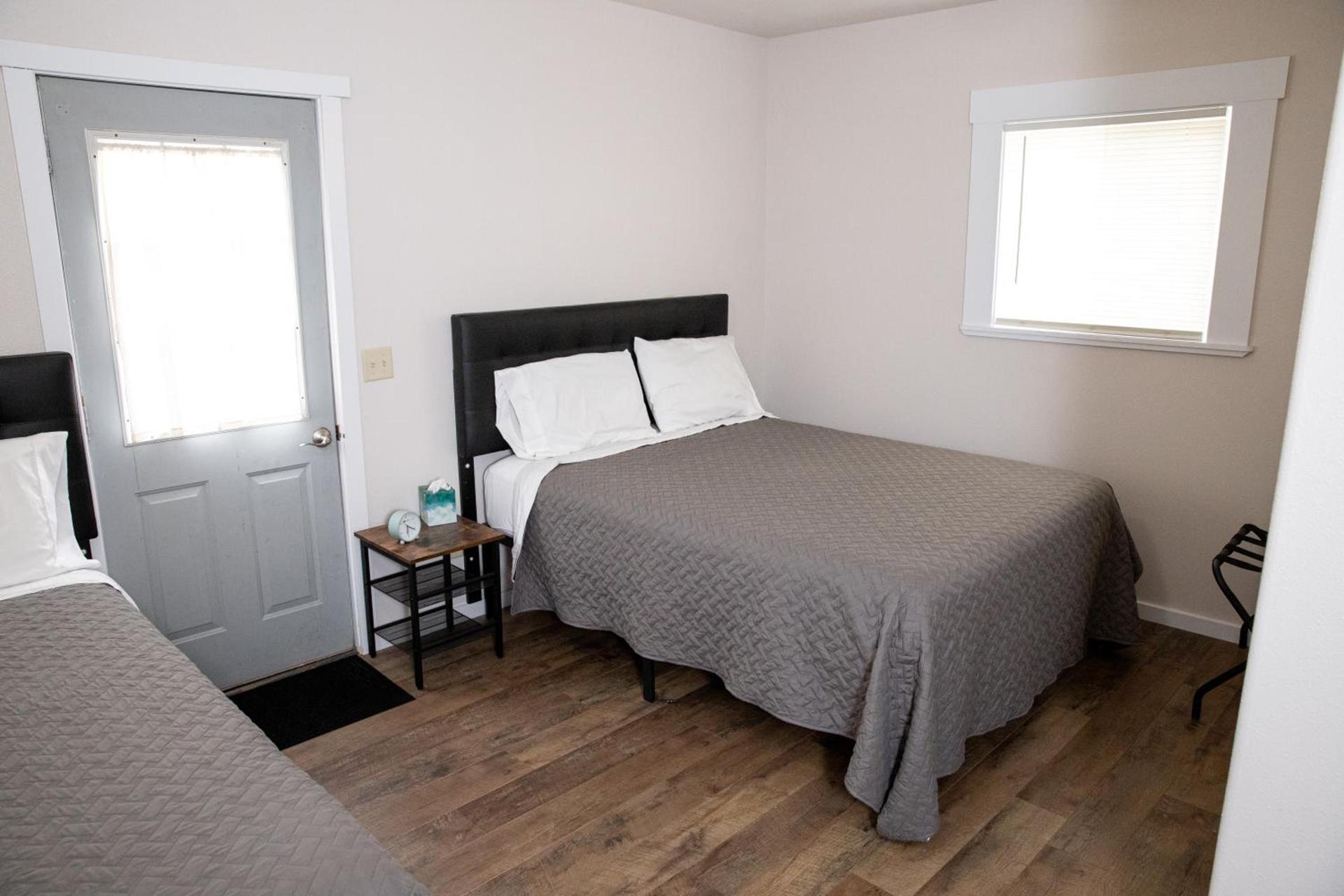 East Side Motel & Cabins photo 45