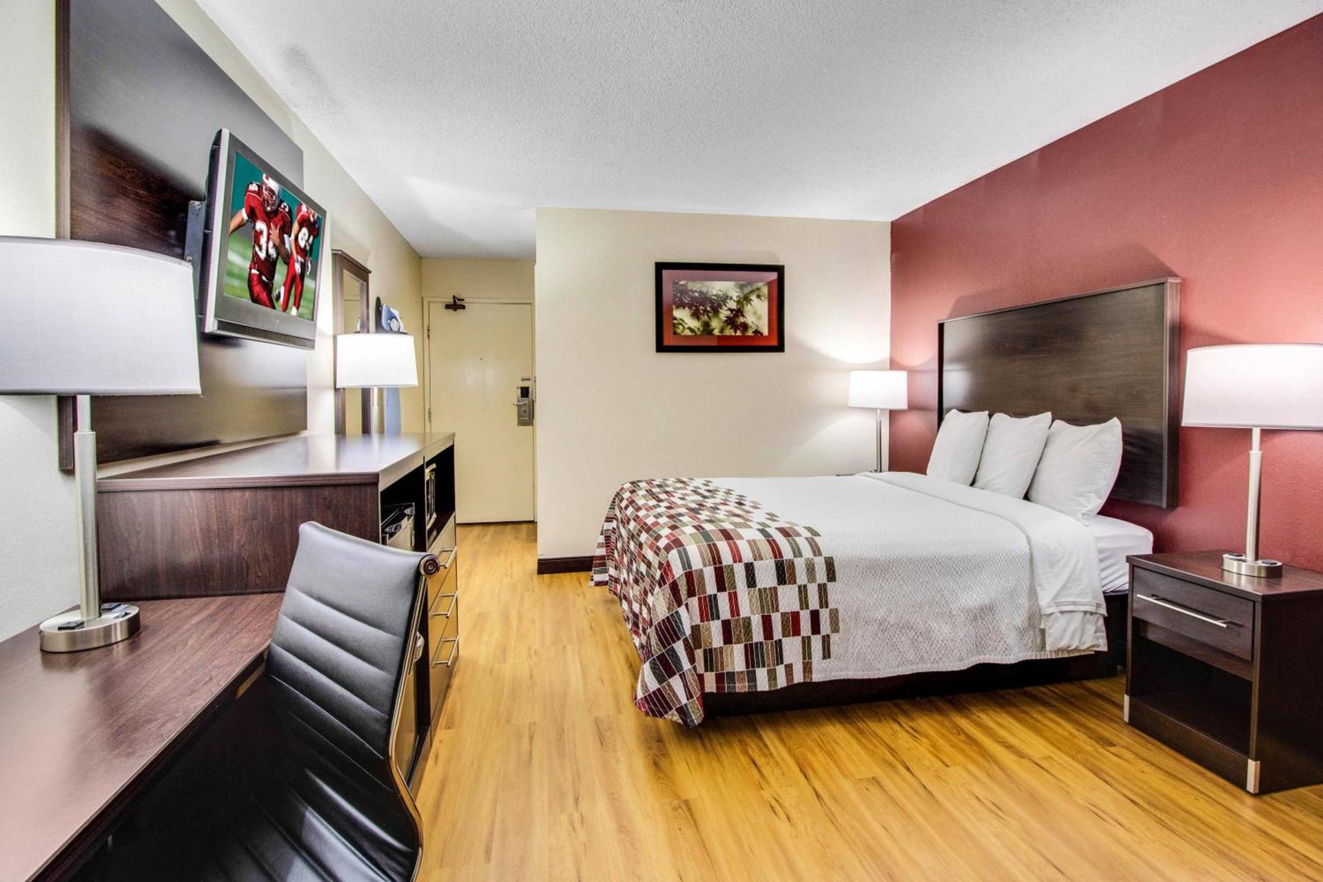 Red Roof Inn Forsyth photo 17