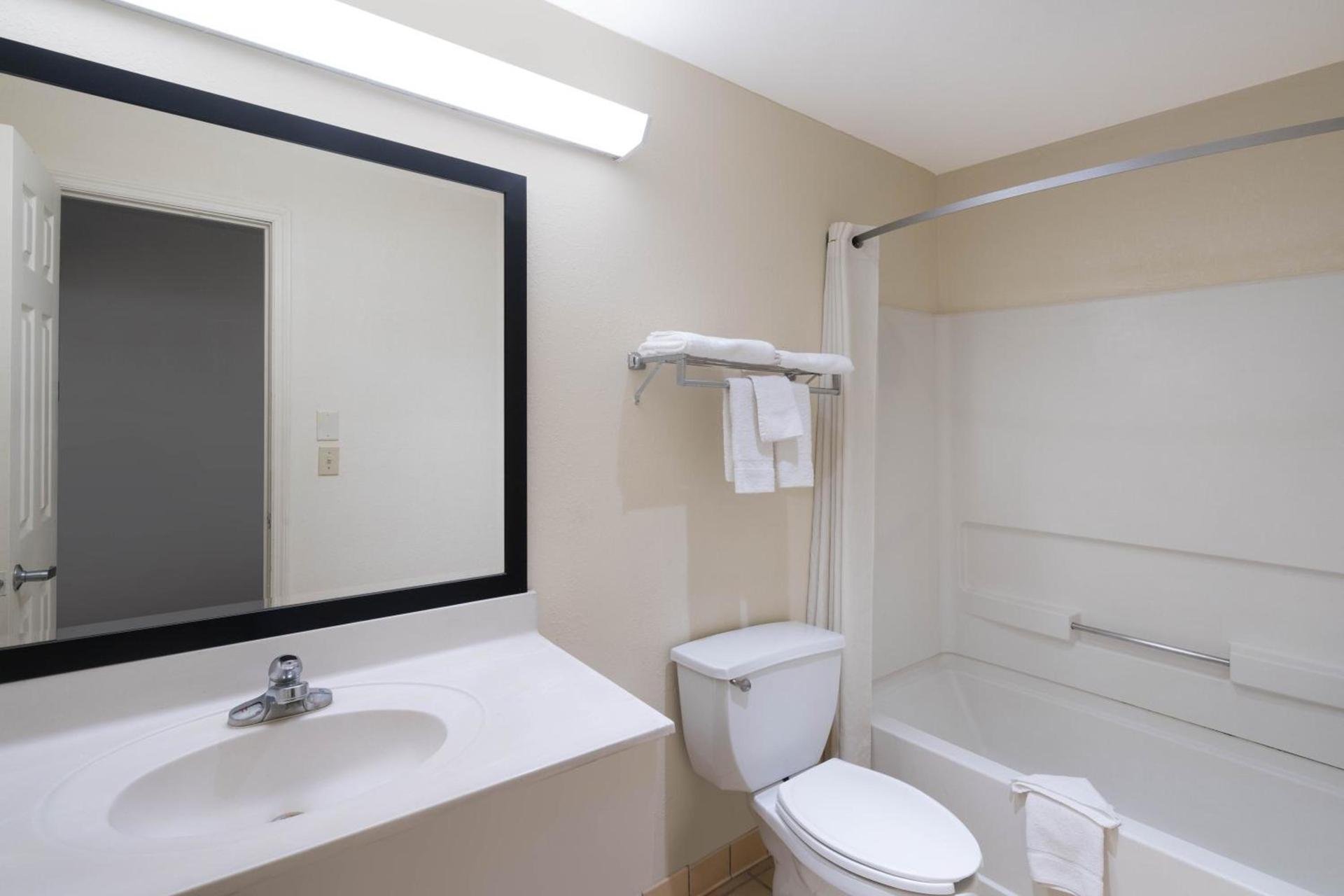 Super 8 by Wyndham Cleveland photo 46