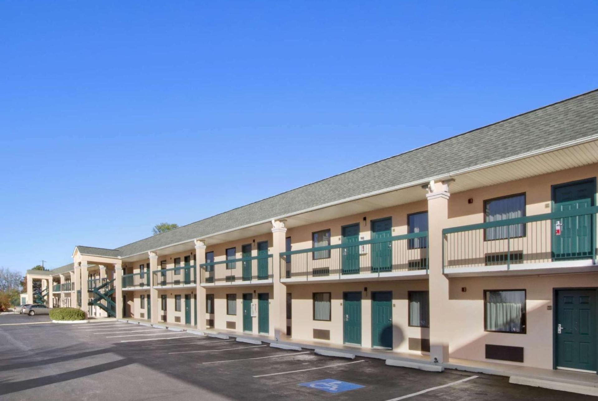Days Inn By Wyndham Lexington-Columbia photo 2