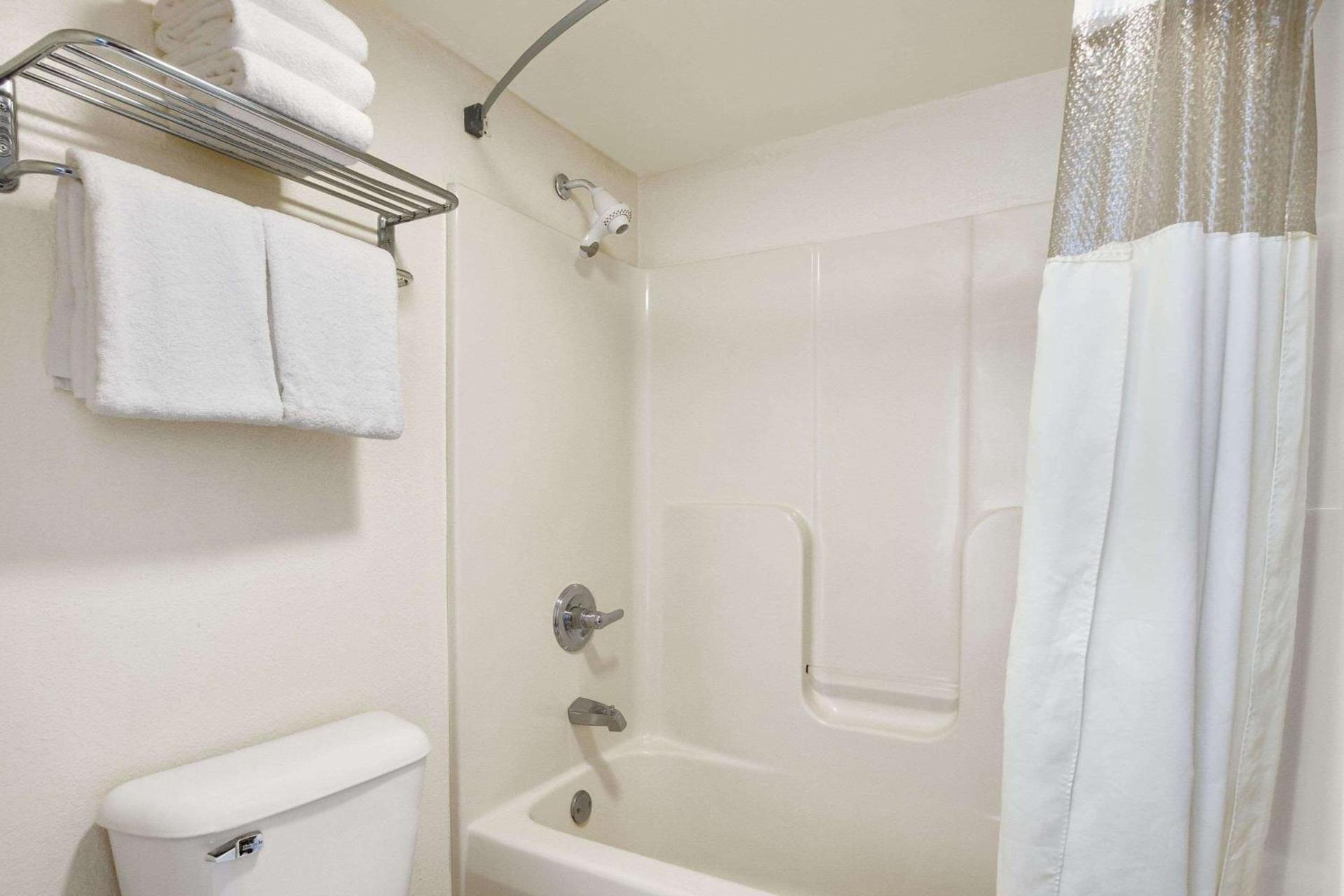 Days Inn By Wyndham Lexington-Columbia photo 10