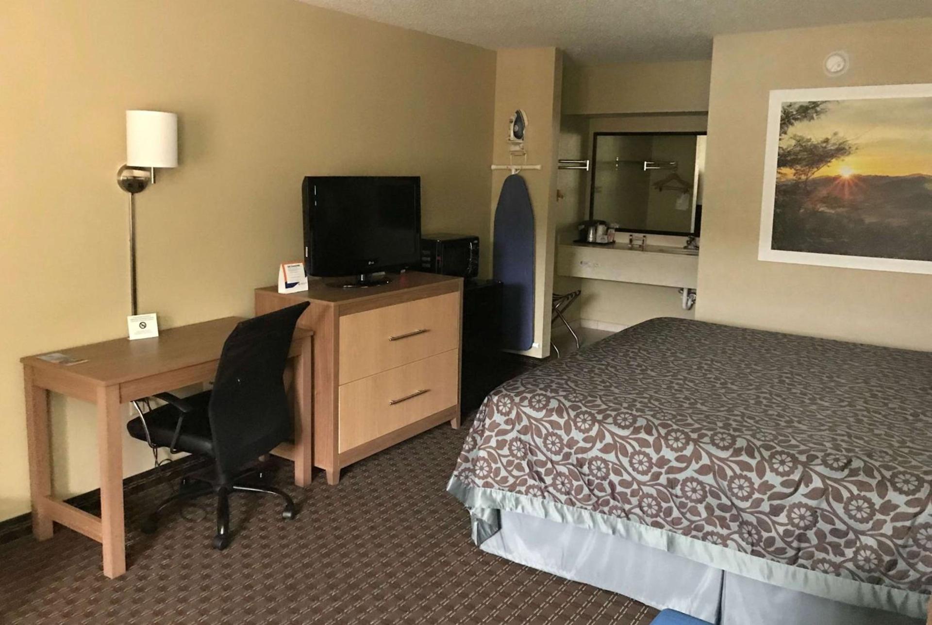 Days Inn By Wyndham Lexington-Columbia photo 14