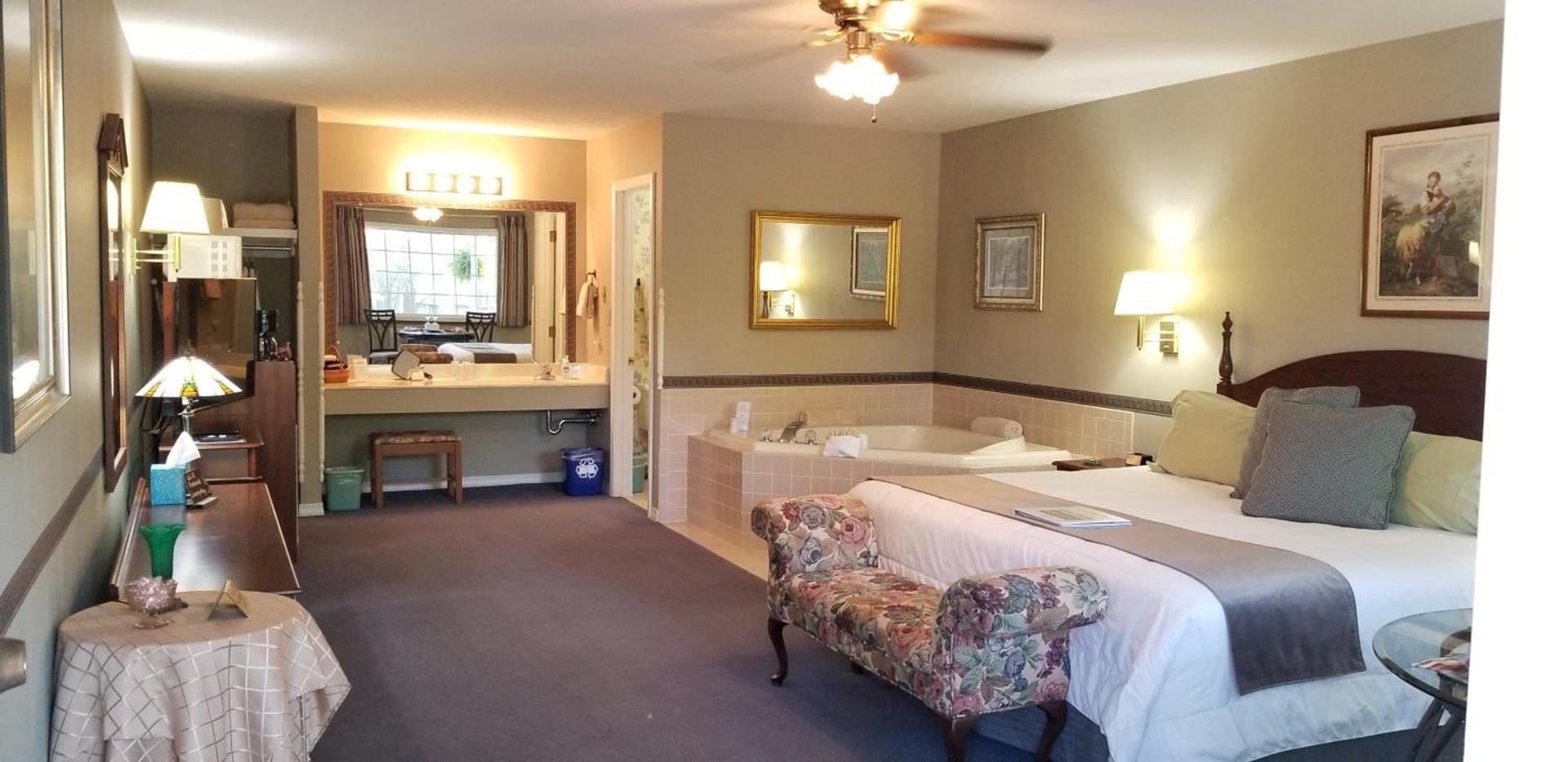 Evening Shade Inn photo 83