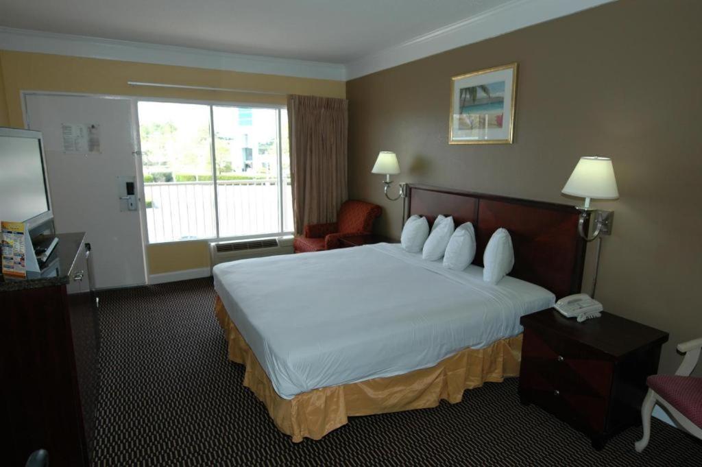 Ambassadors Inn & Suites photo 54