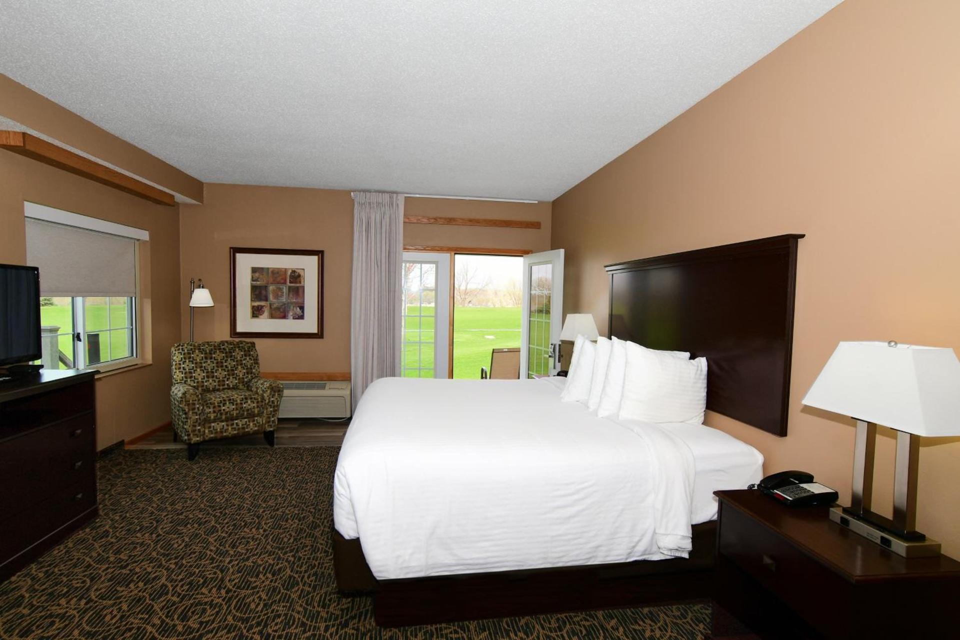 Cobblestone Inn & Suites - Denison | Majestic Hills photo 38