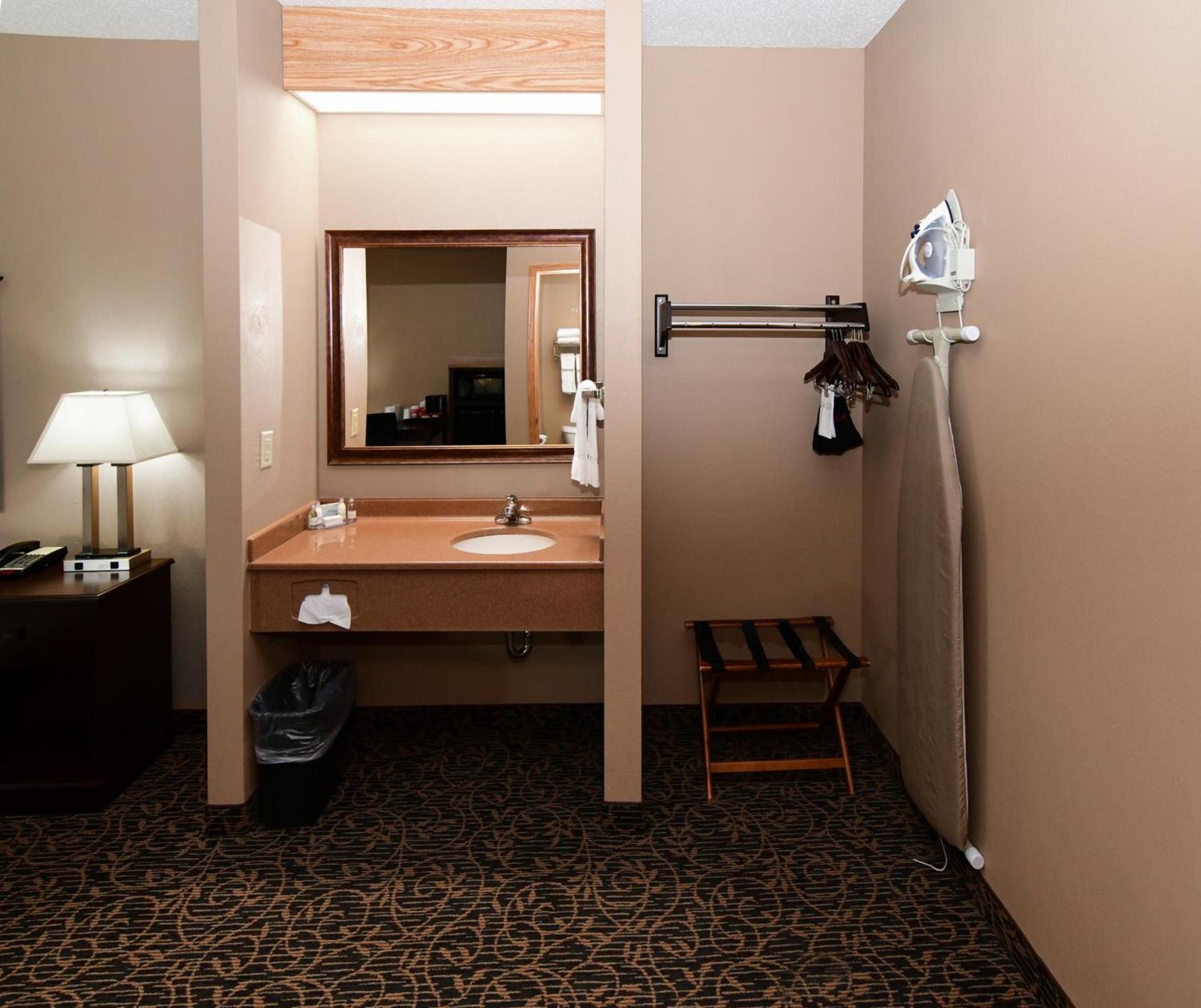 Cobblestone Inn & Suites - Denison | Majestic Hills photo 40