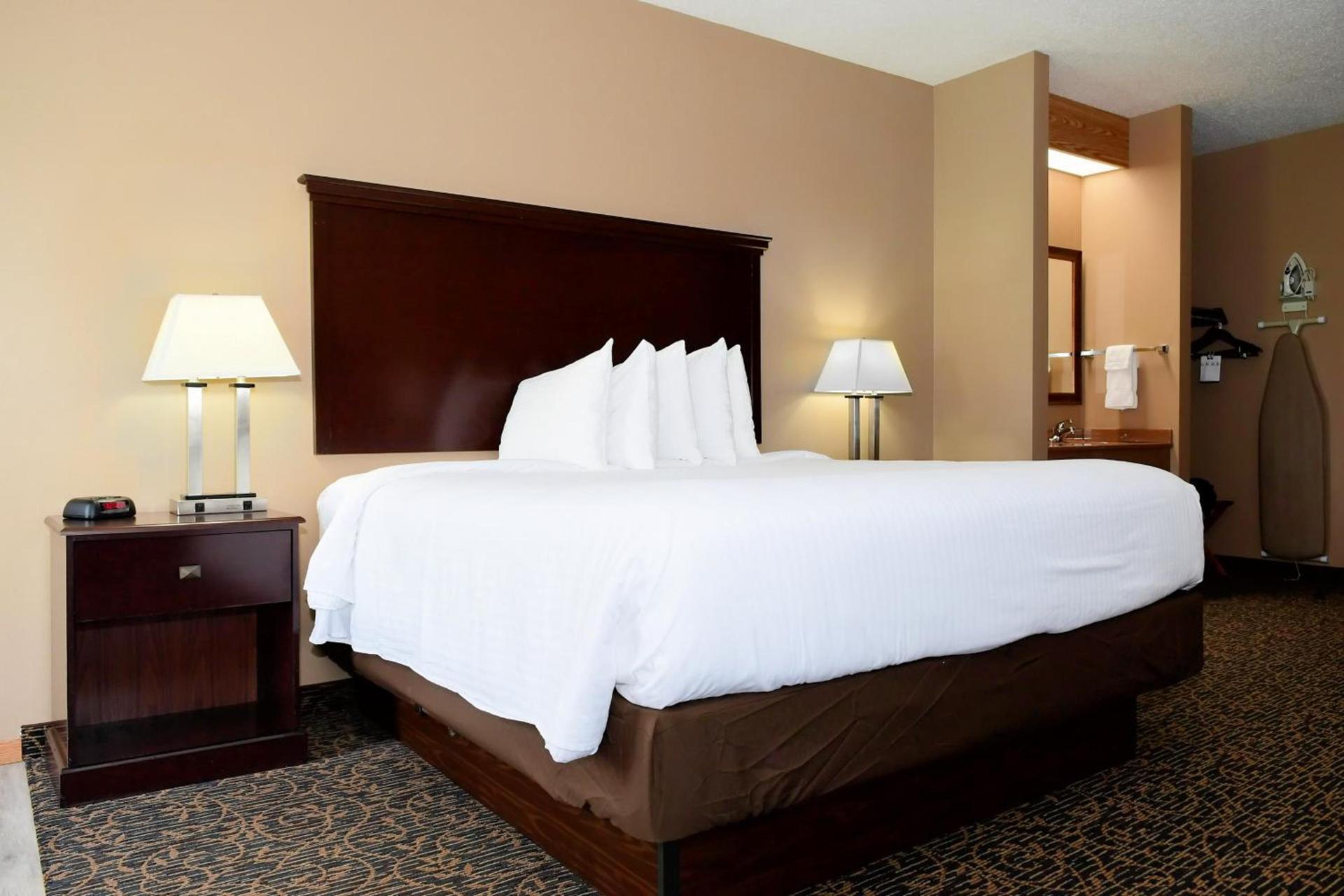 Cobblestone Inn & Suites - Denison | Majestic Hills photo 50