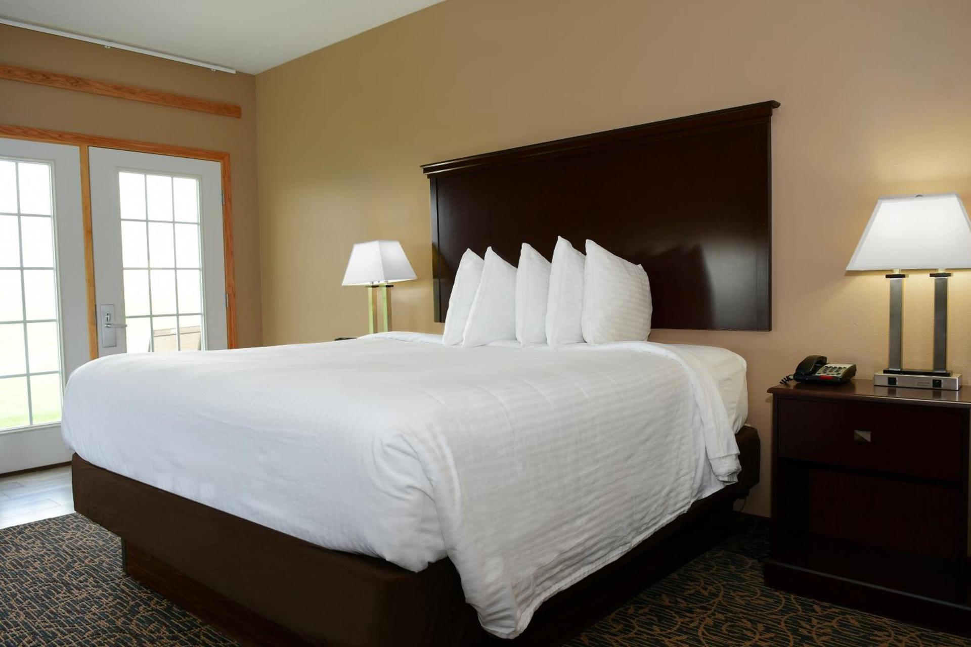 Cobblestone Inn & Suites - Denison | Majestic Hills photo 48