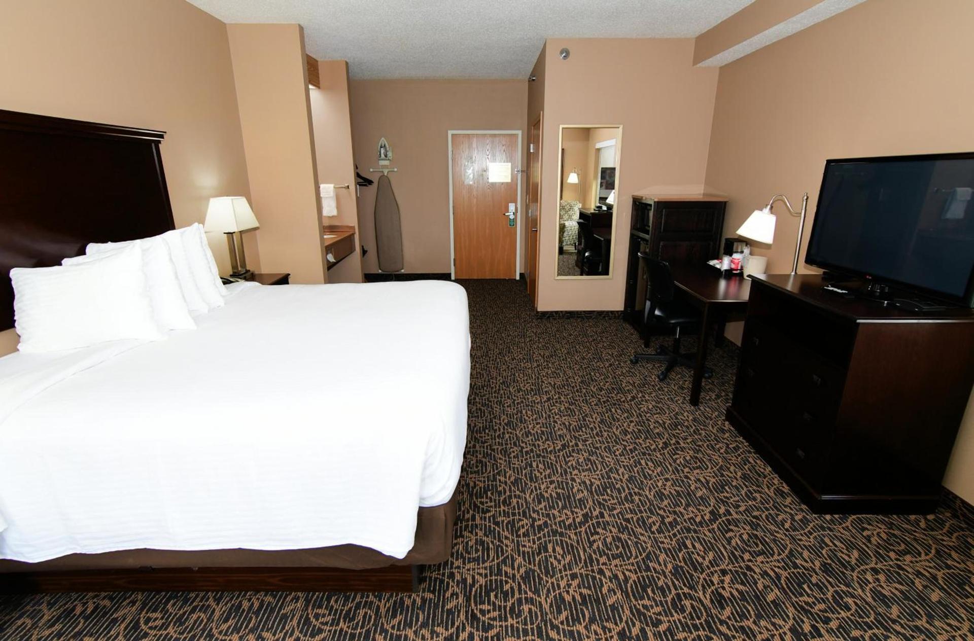 Cobblestone Inn & Suites - Denison | Majestic Hills photo 45