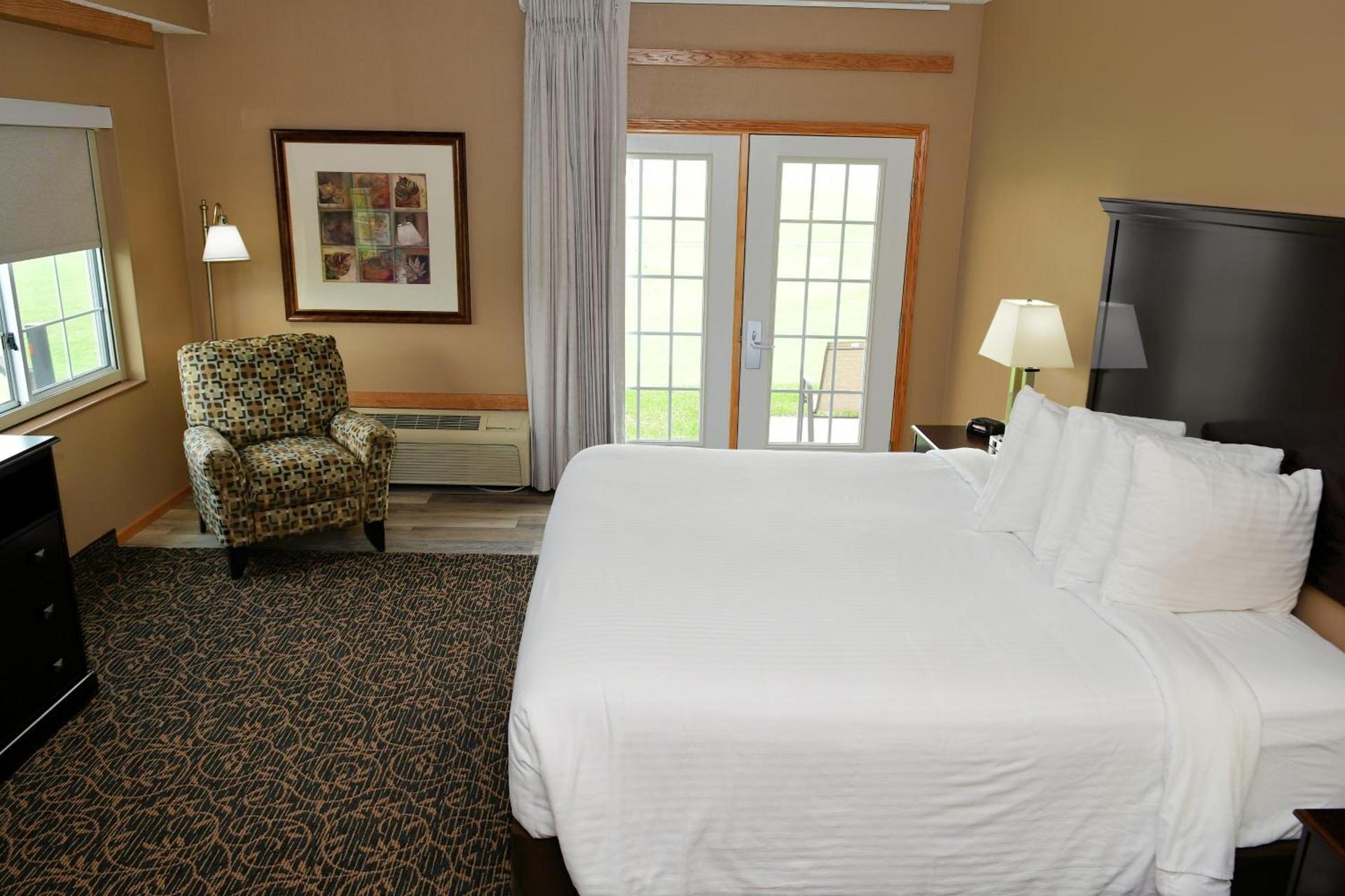 Cobblestone Inn & Suites - Denison | Majestic Hills photo 43