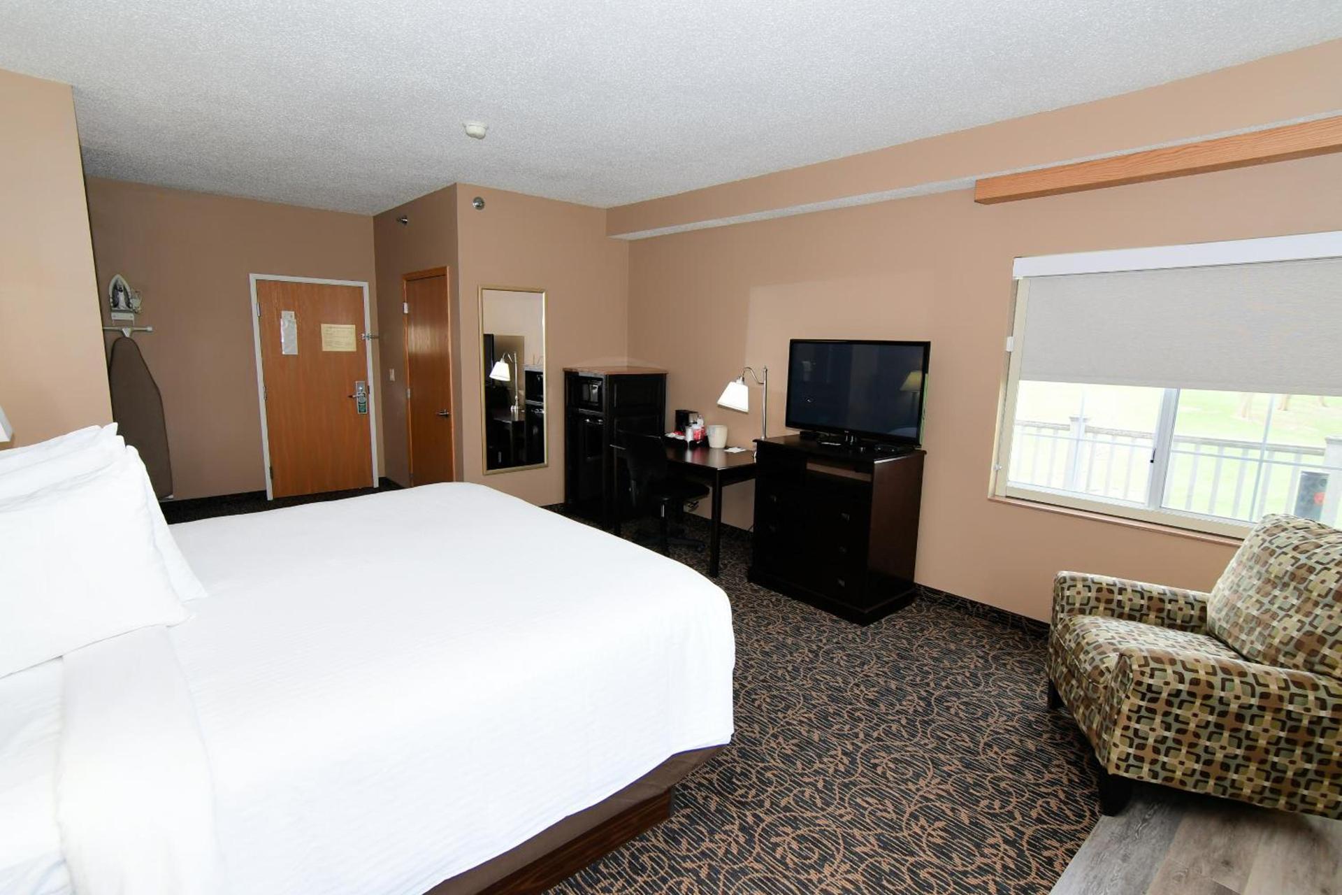 Cobblestone Inn & Suites - Denison | Majestic Hills photo 46
