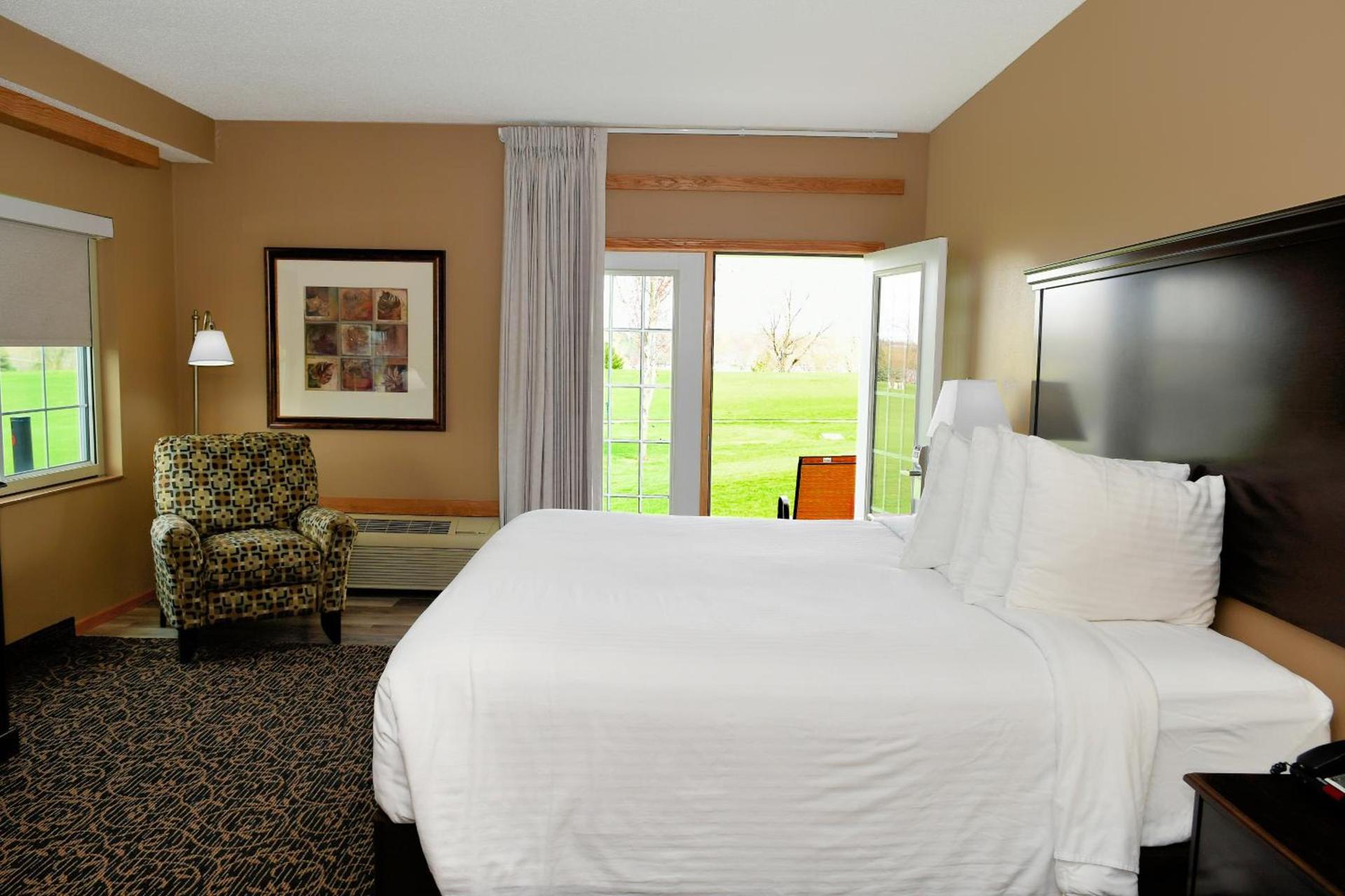 Cobblestone Inn & Suites - Denison | Majestic Hills photo 49