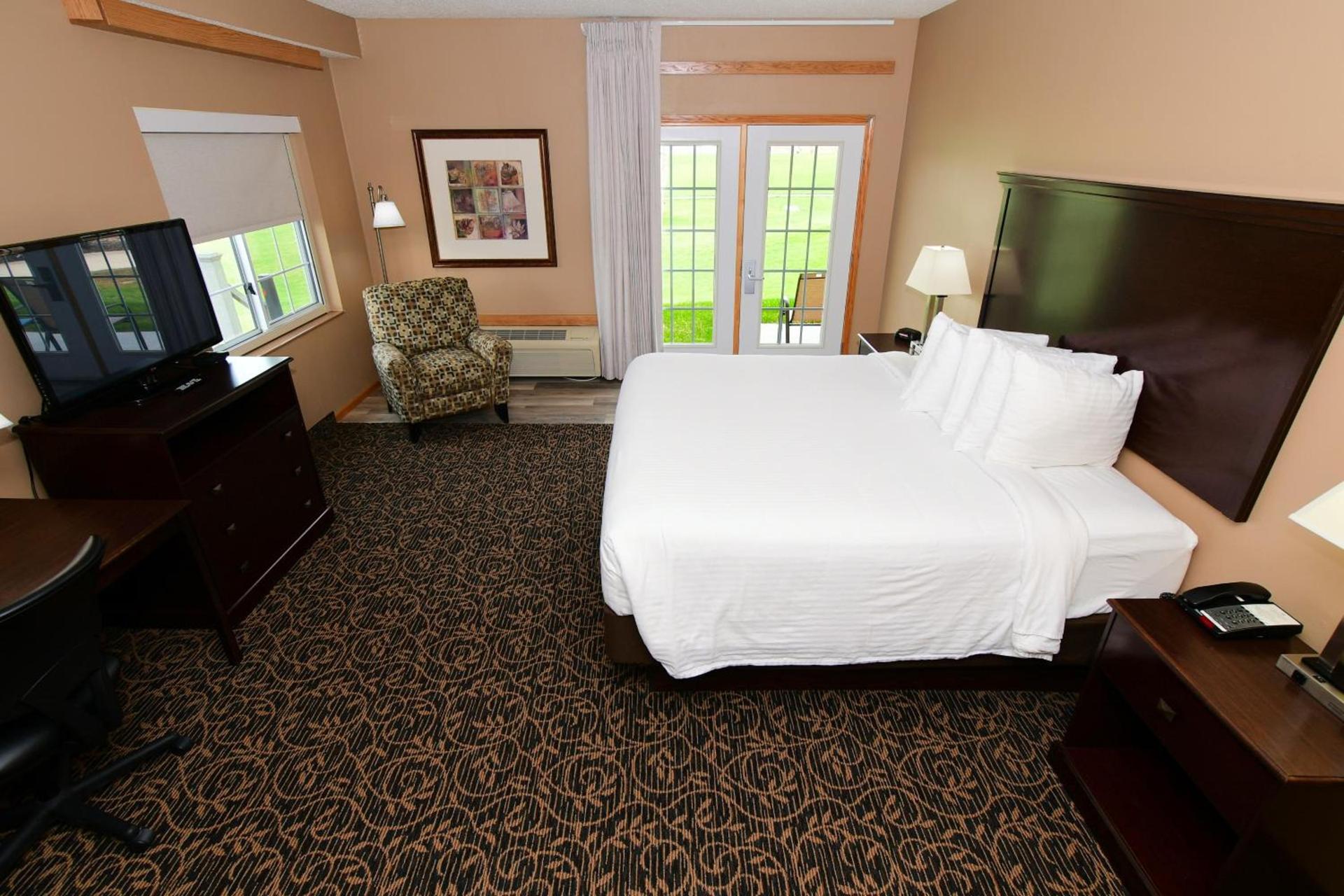 Cobblestone Inn & Suites - Denison | Majestic Hills photo 52