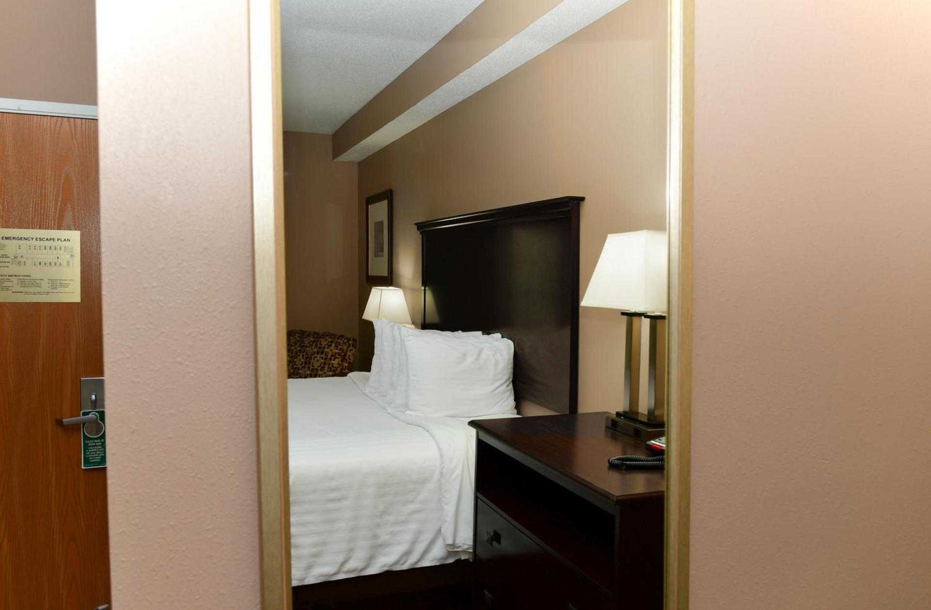 Cobblestone Inn & Suites - Denison | Majestic Hills photo 65
