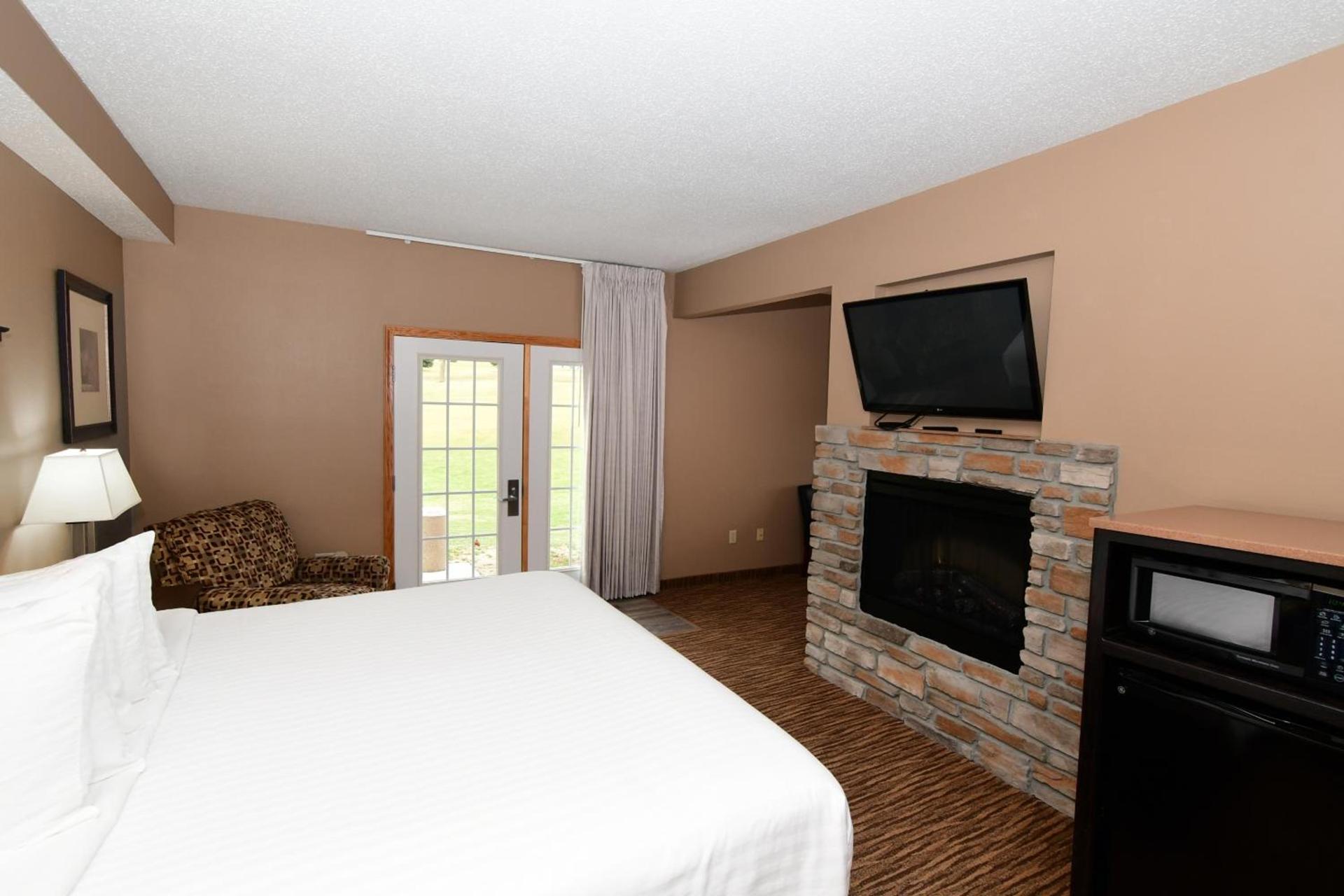 Cobblestone Inn & Suites - Denison | Majestic Hills photo 53