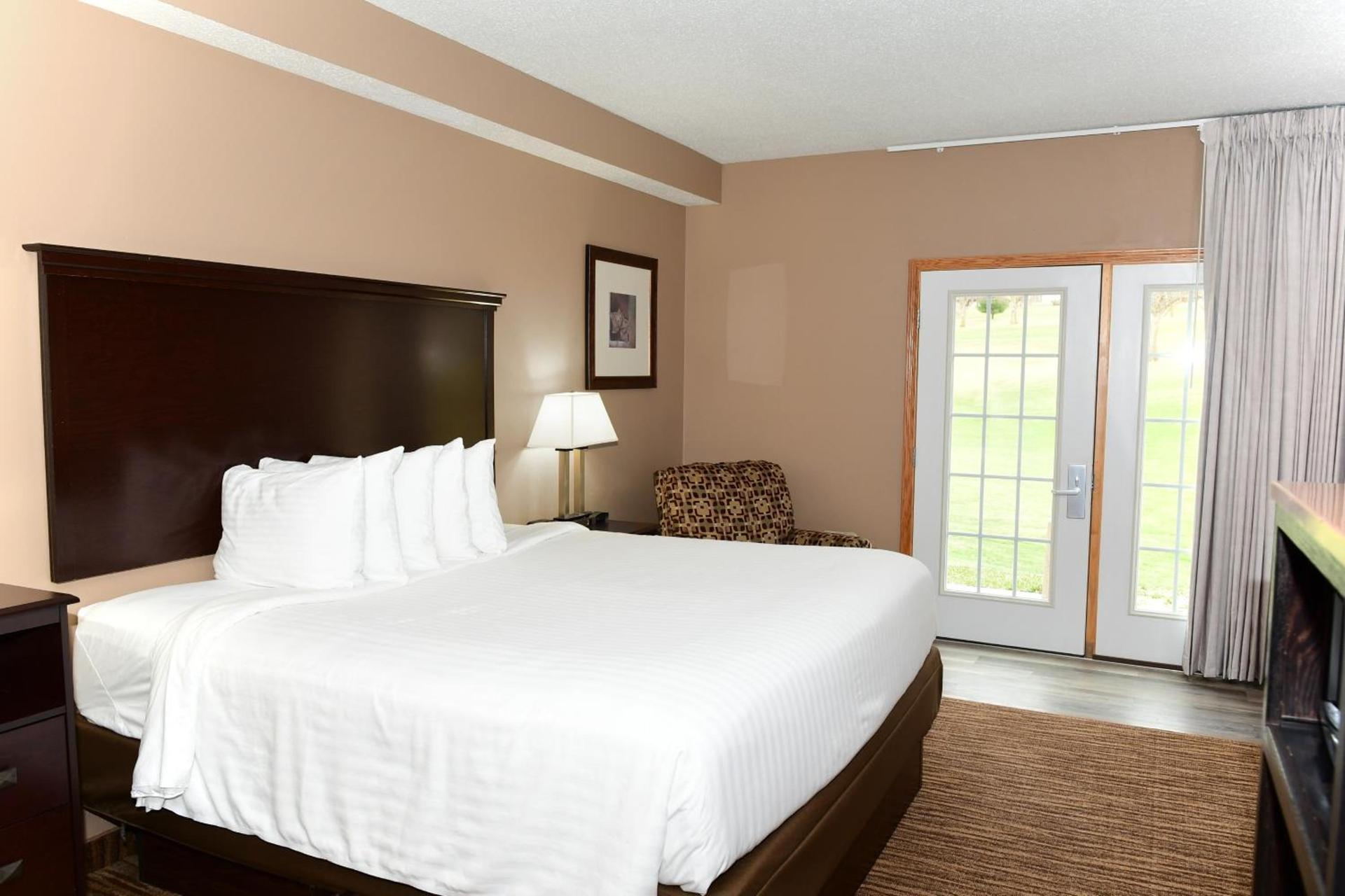 Cobblestone Inn & Suites - Denison | Majestic Hills photo 60