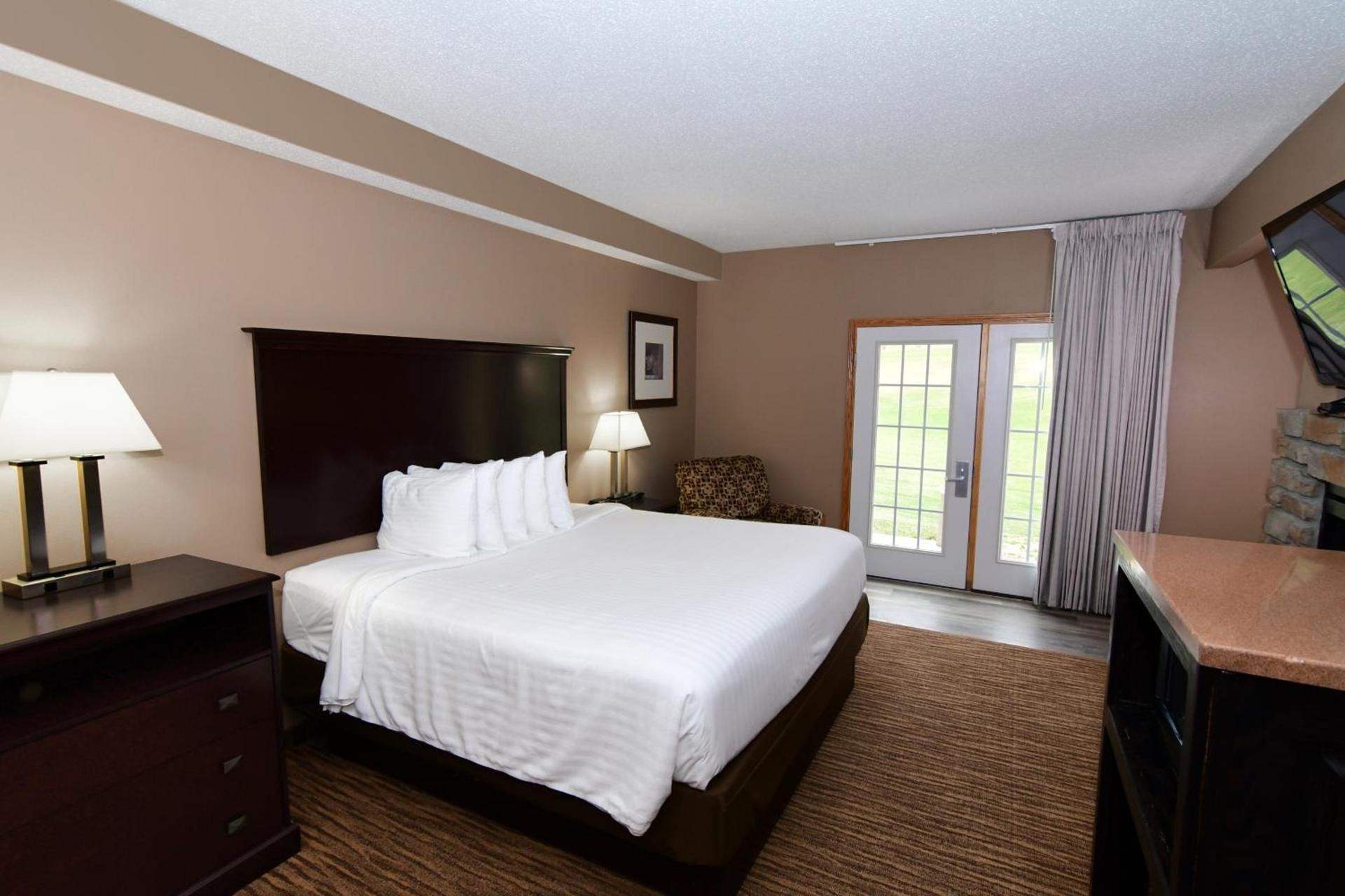 Cobblestone Inn & Suites - Denison | Majestic Hills photo 59