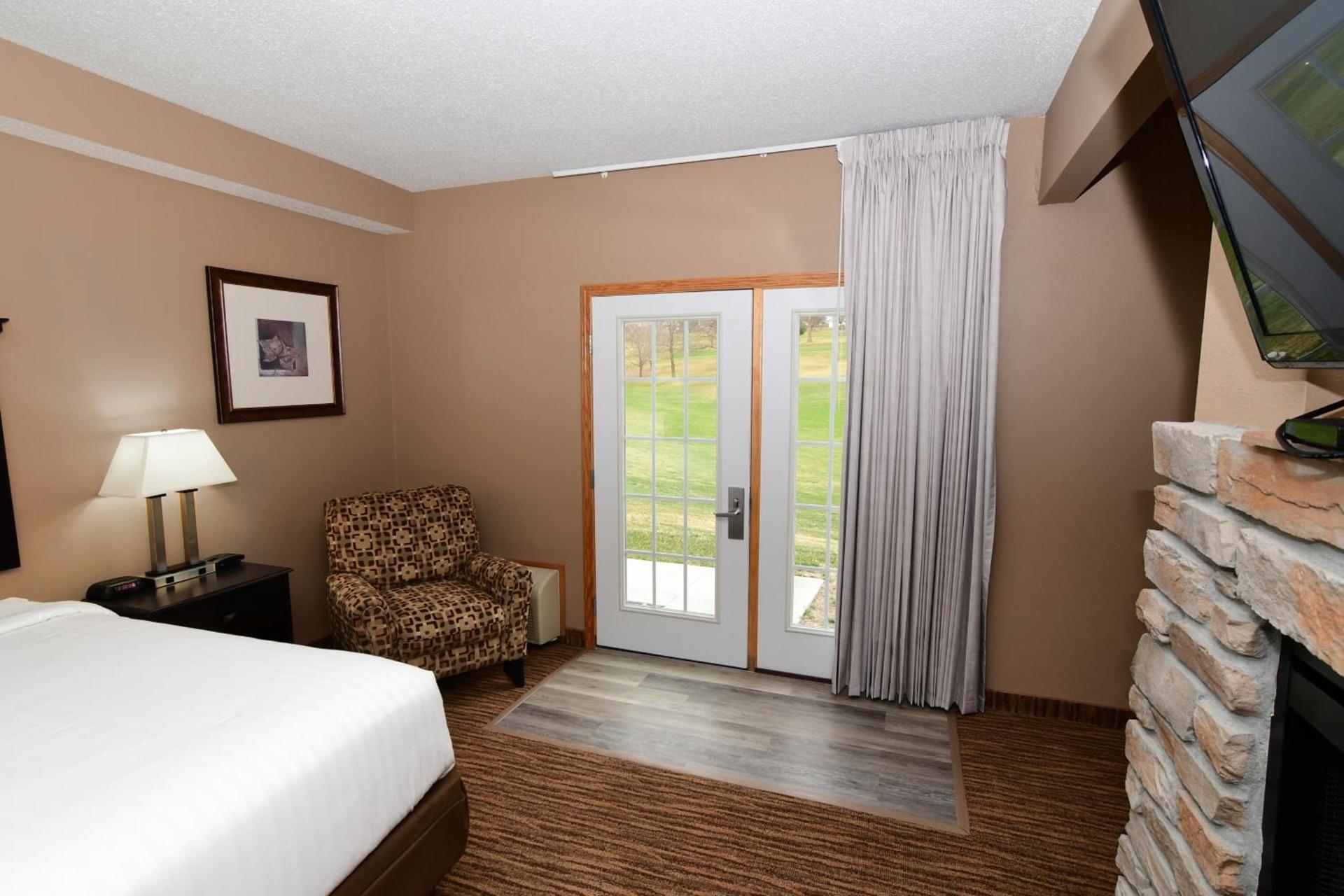 Cobblestone Inn & Suites - Denison | Majestic Hills photo 55