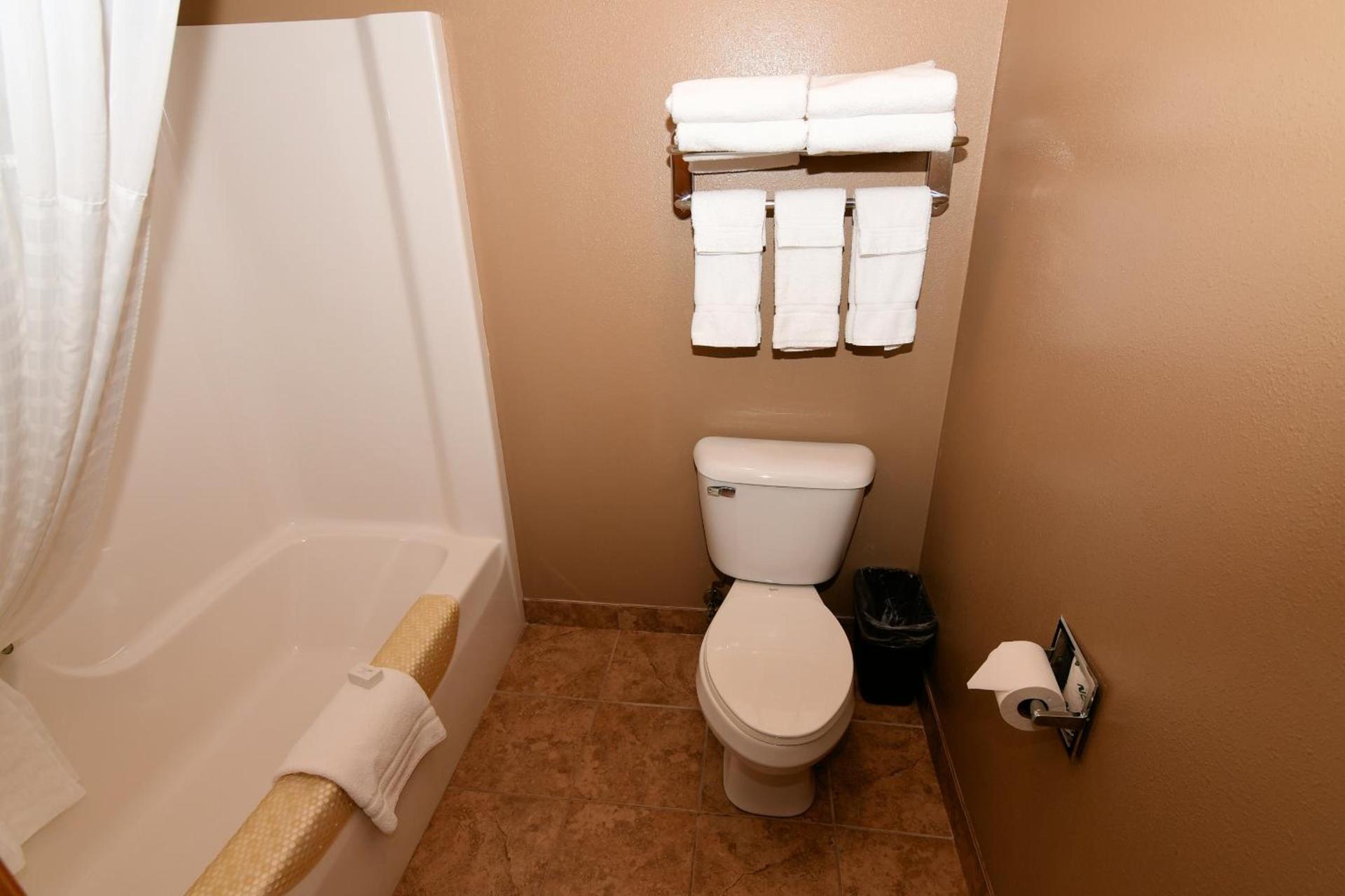Cobblestone Inn & Suites - Denison | Majestic Hills photo 63