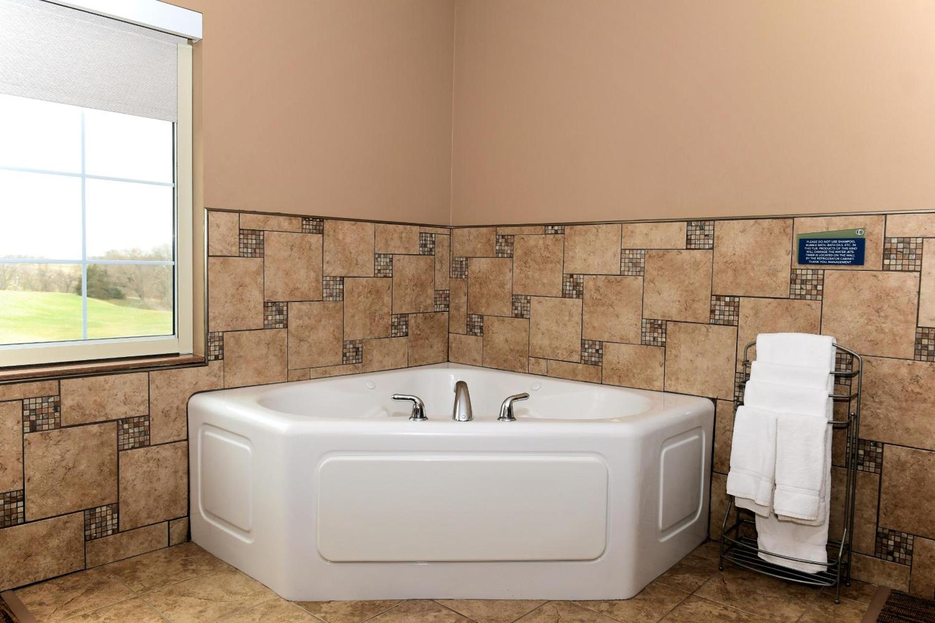 Cobblestone Inn & Suites - Denison | Majestic Hills photo 68