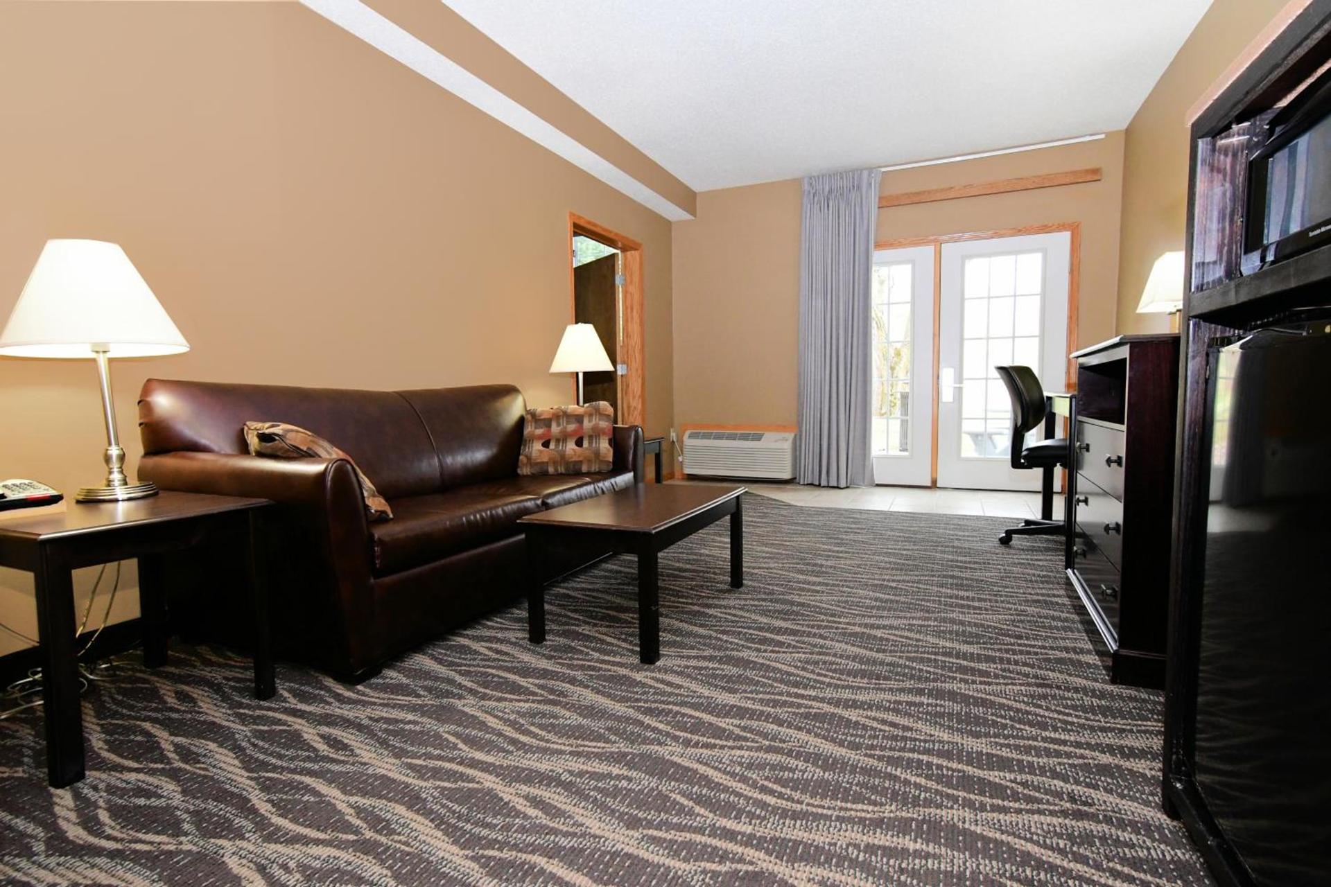 Cobblestone Inn & Suites - Denison | Majestic Hills photo 73
