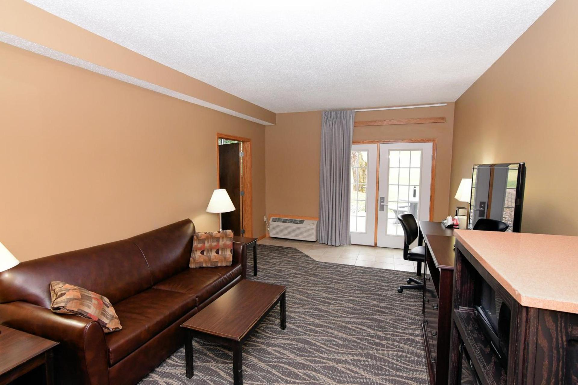 Cobblestone Inn & Suites - Denison | Majestic Hills photo 72