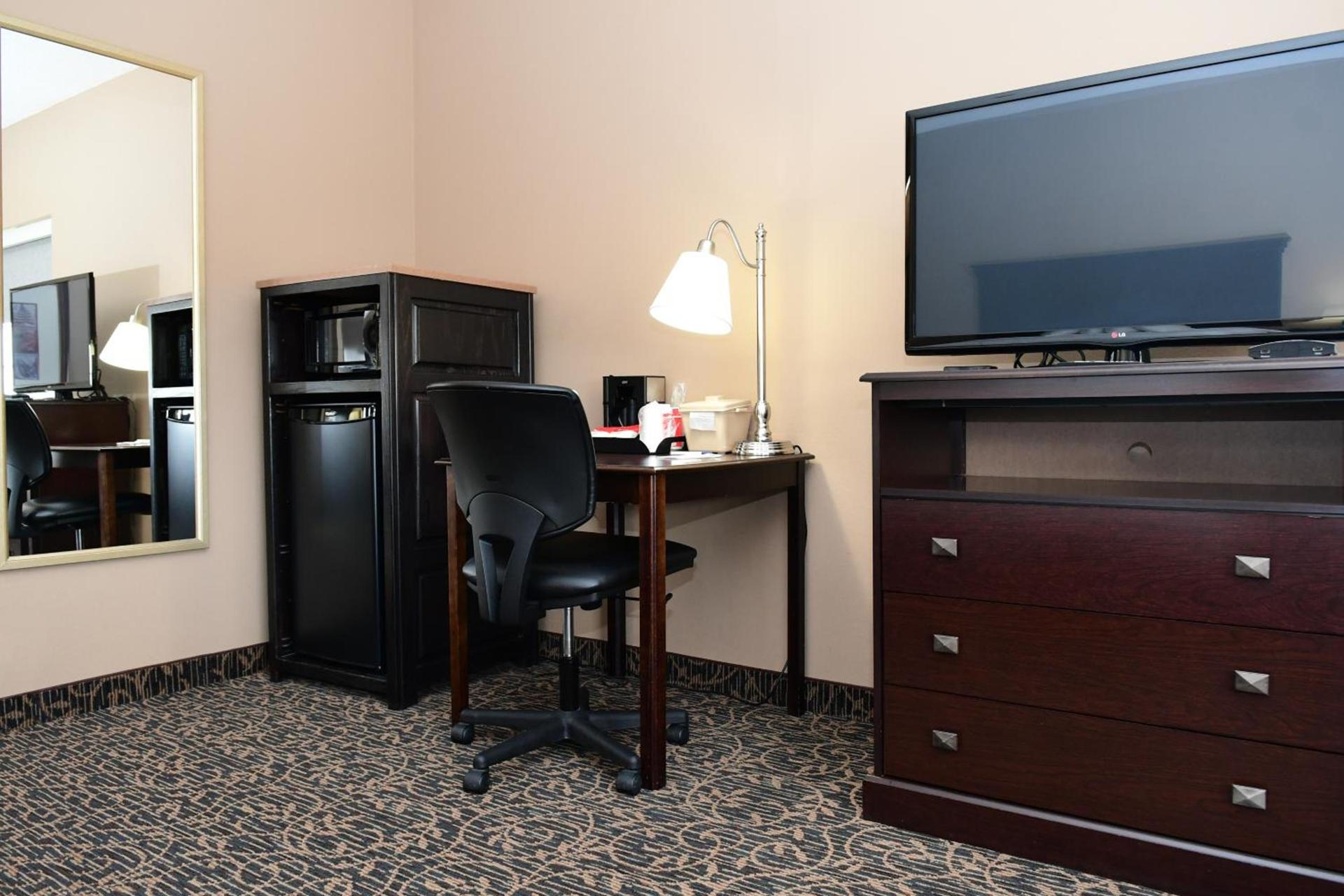 Cobblestone Inn & Suites - Denison | Majestic Hills photo 81