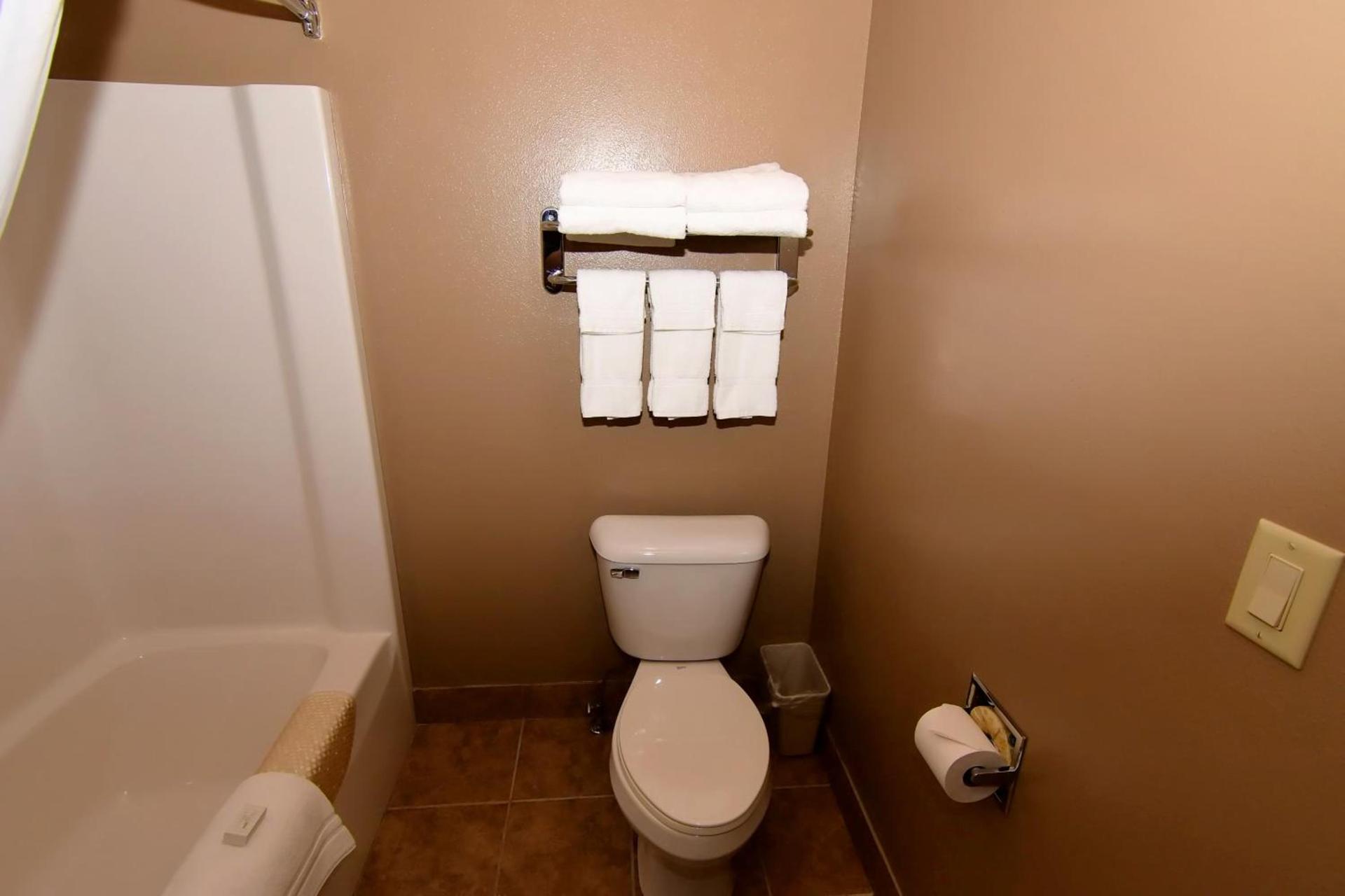 Cobblestone Inn & Suites - Denison | Majestic Hills photo 84