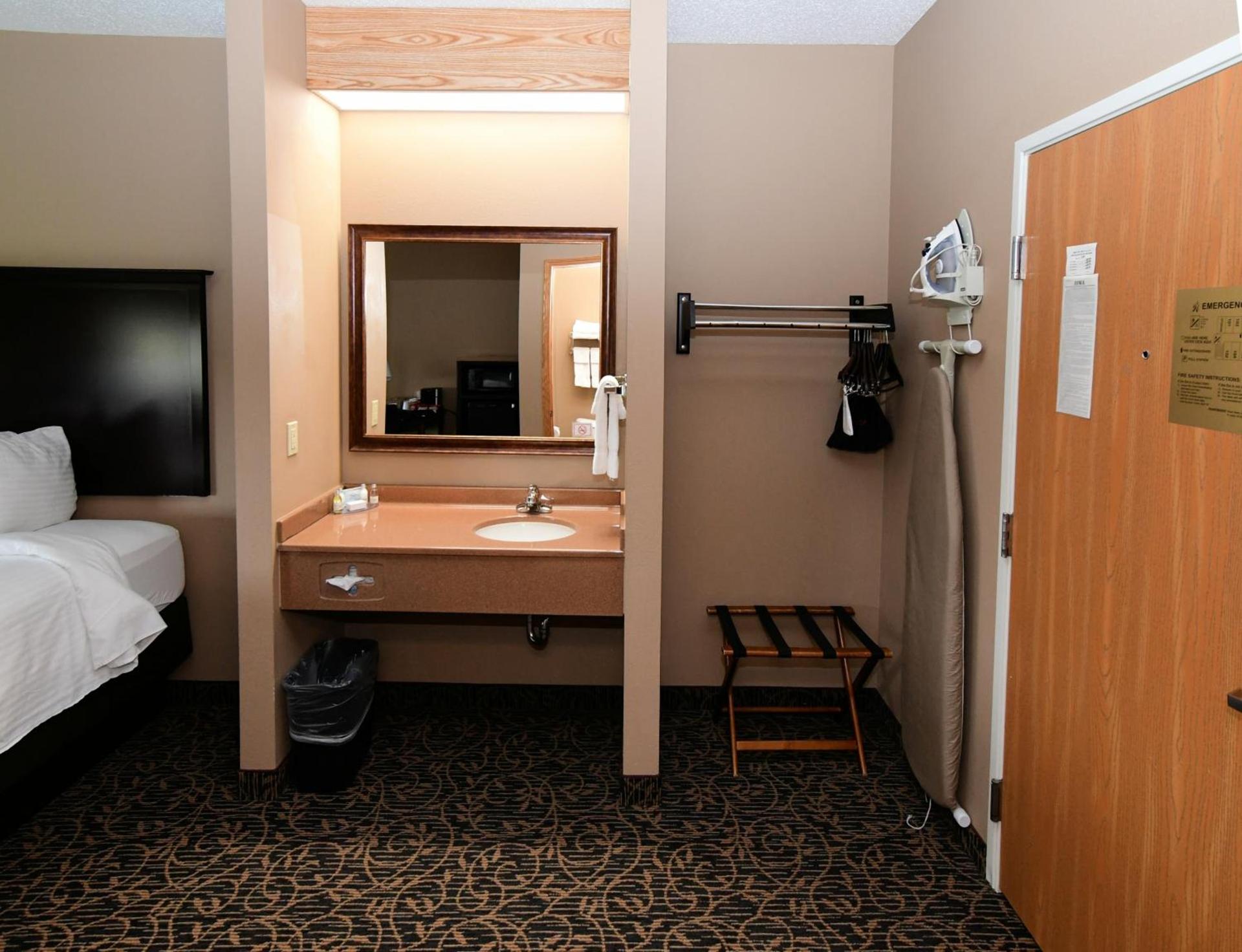 Cobblestone Inn & Suites - Denison | Majestic Hills photo 91