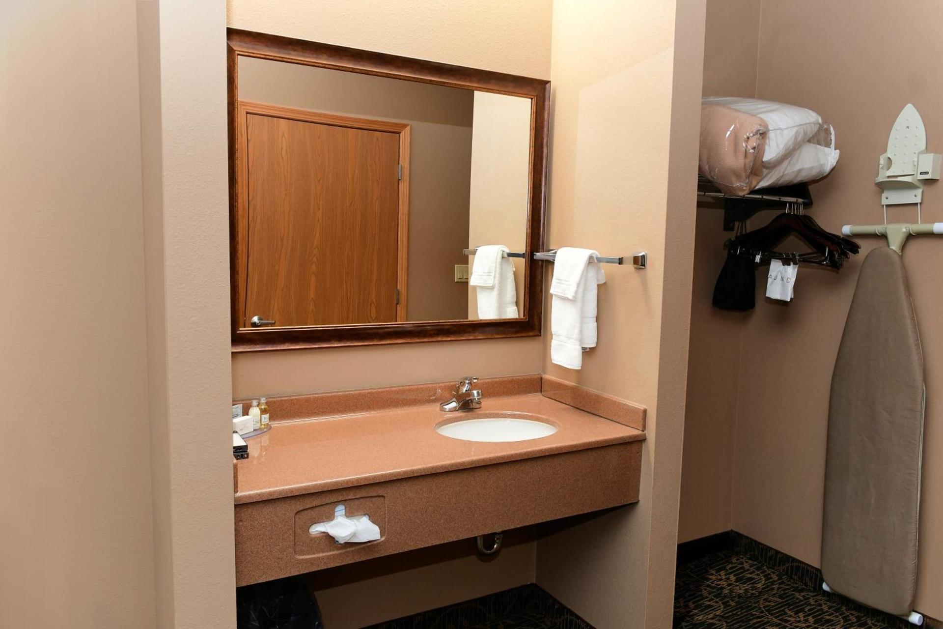 Cobblestone Inn & Suites - Denison | Majestic Hills photo 99