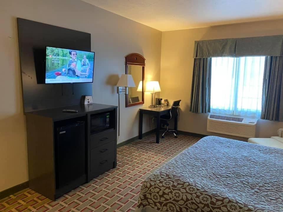 Days Inn by Wyndham Pentwater photo 32