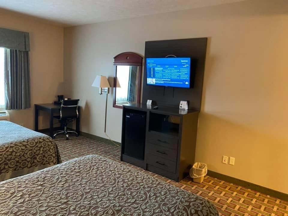 Days Inn by Wyndham Pentwater photo 34